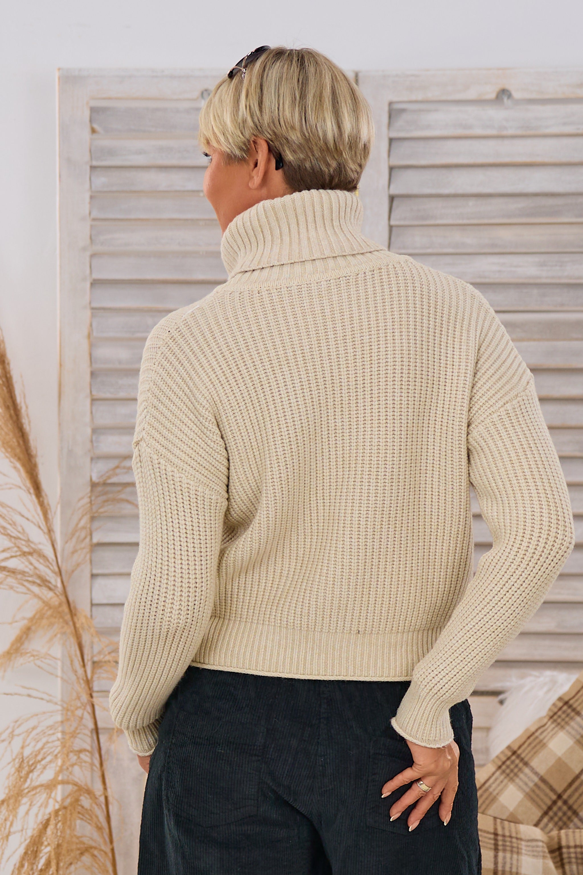 Kurzer Ripp-Pulli mit weitem Rolli, beige