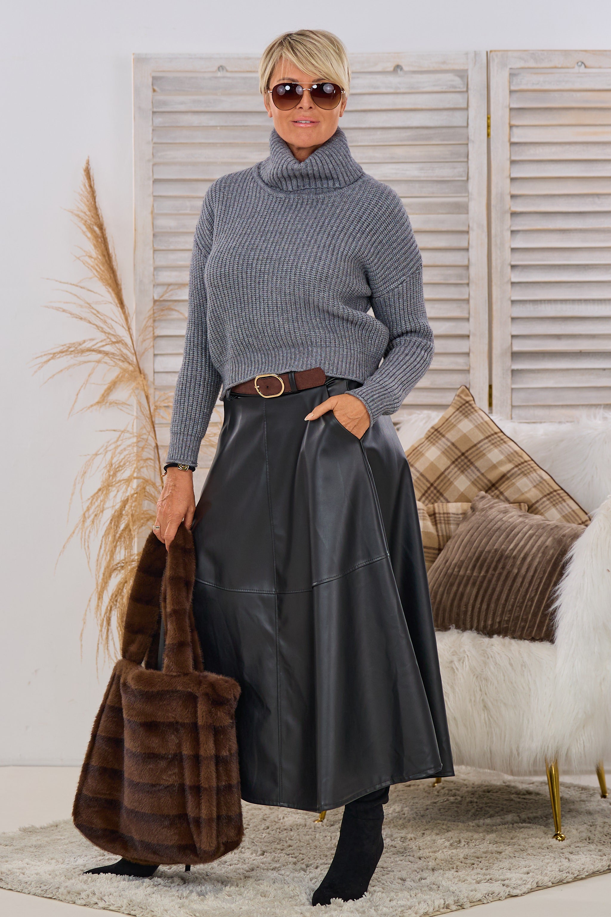 Kurzer Ripp-Pulli mit weitem Rolli, grau