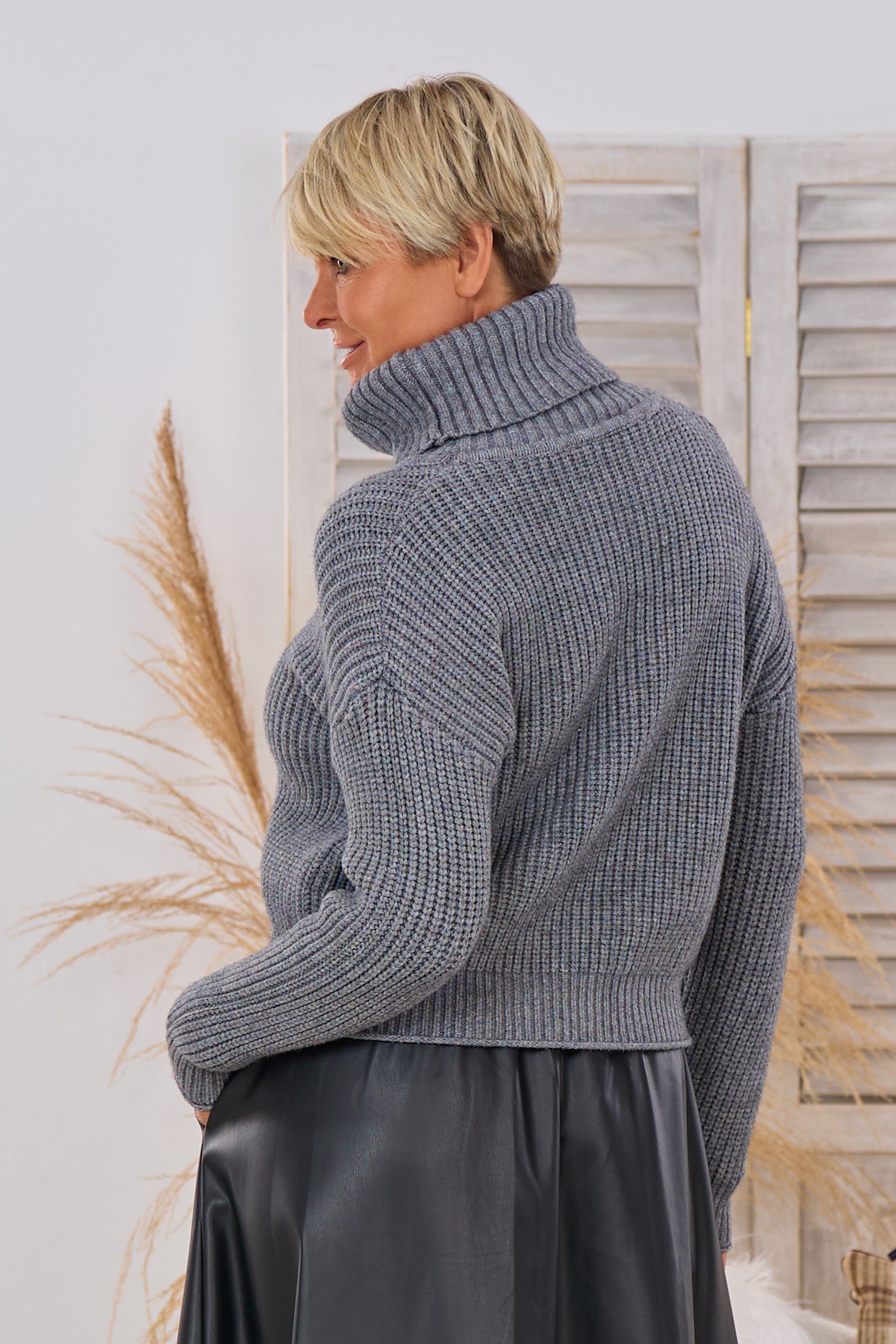 Kurzer Ripp-Pulli mit weitem Rolli, grau