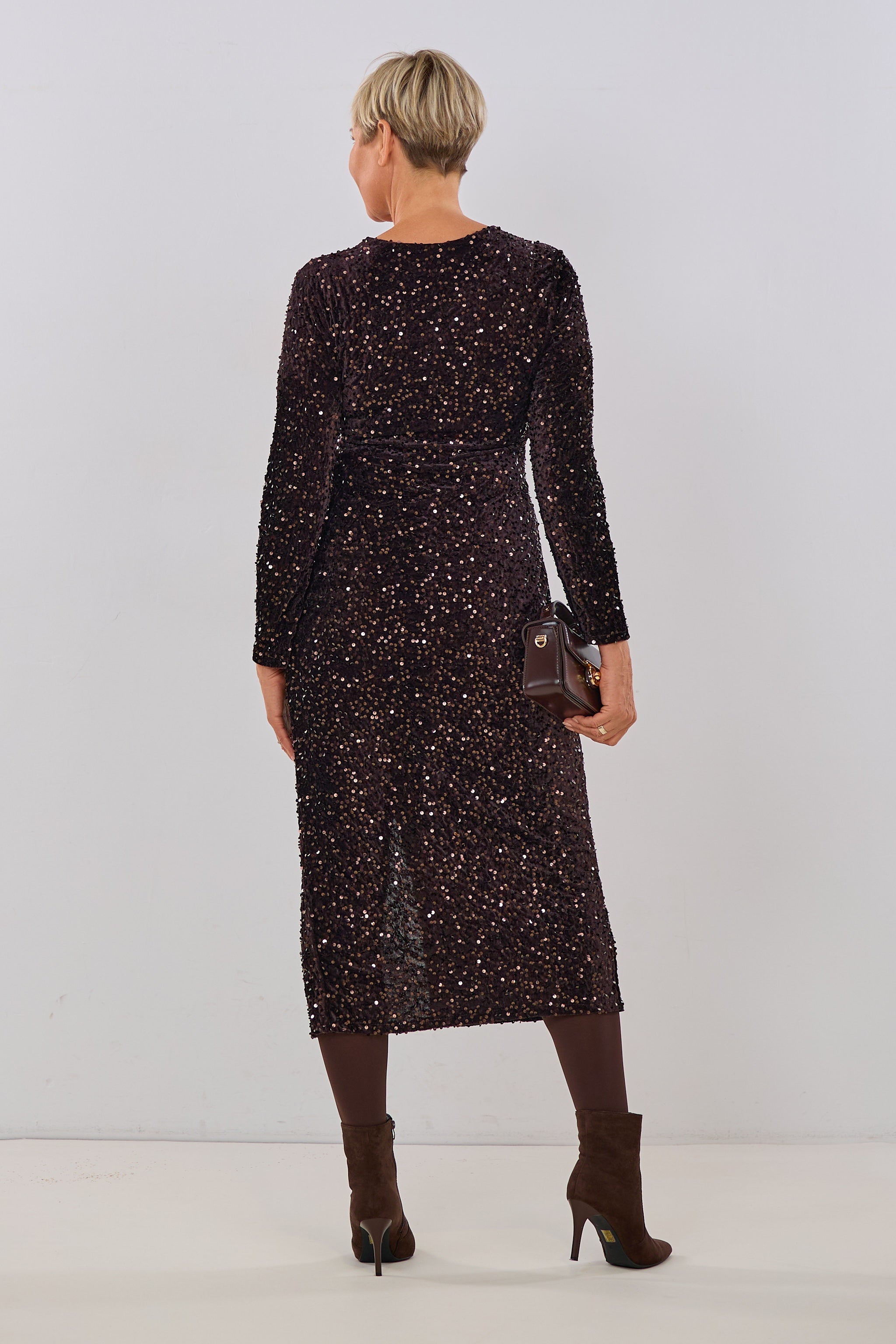 Samtkleid mit Pailletten und Raffungen, bronze