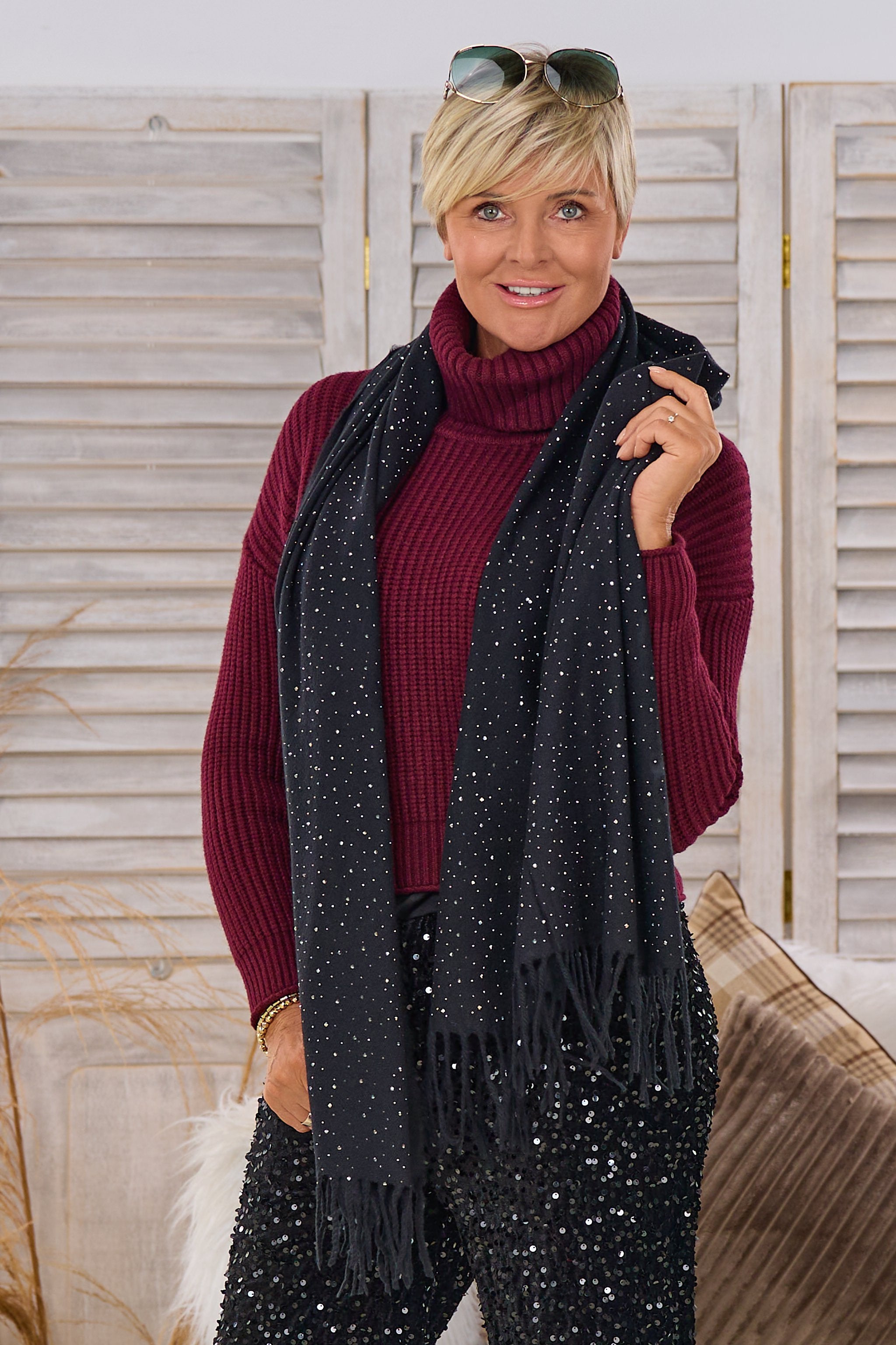 Fransenschal mit Glitzersteinchen, schwarz-silber