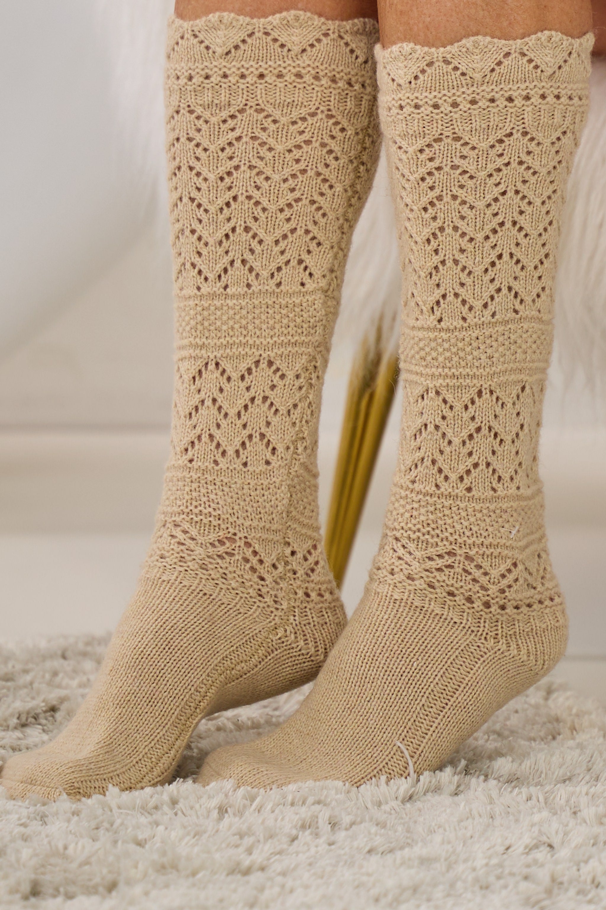 Kniestrümpfe mit Lochstrickmuster, beige