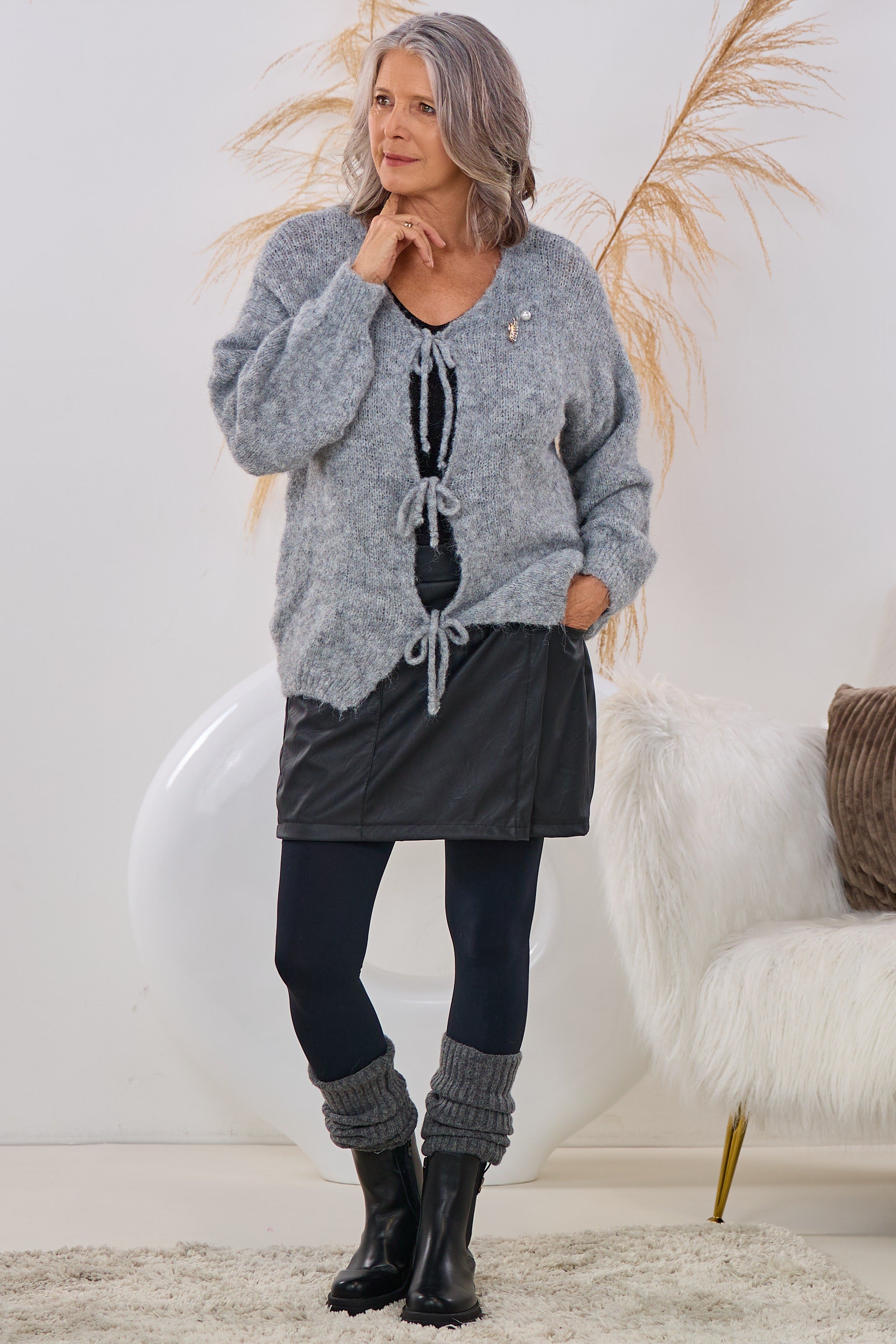 Cardigan mit Schleifen und Anstecknadel, grau