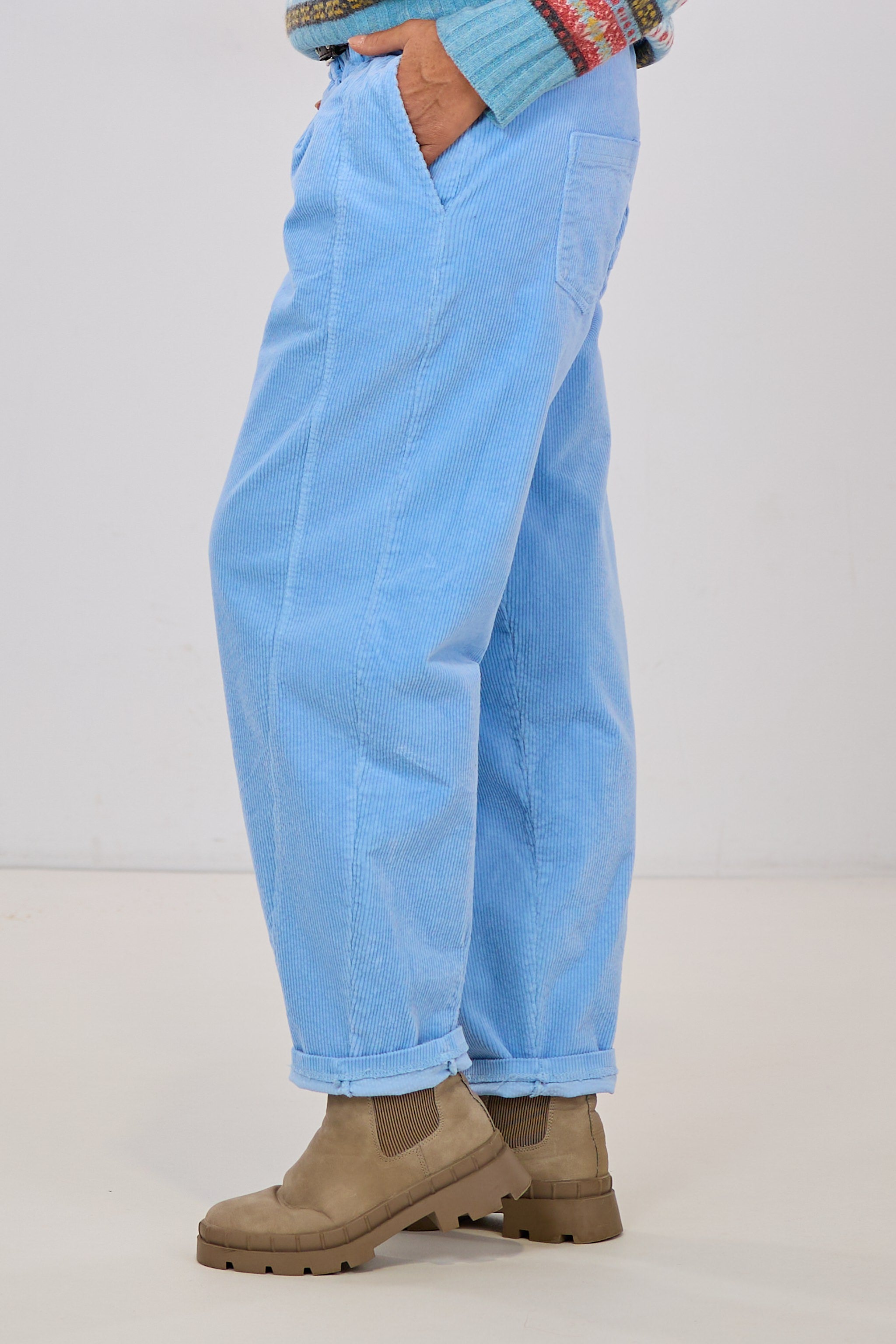 Cordhose mit Gürtel im Balloon-Style, hellblau