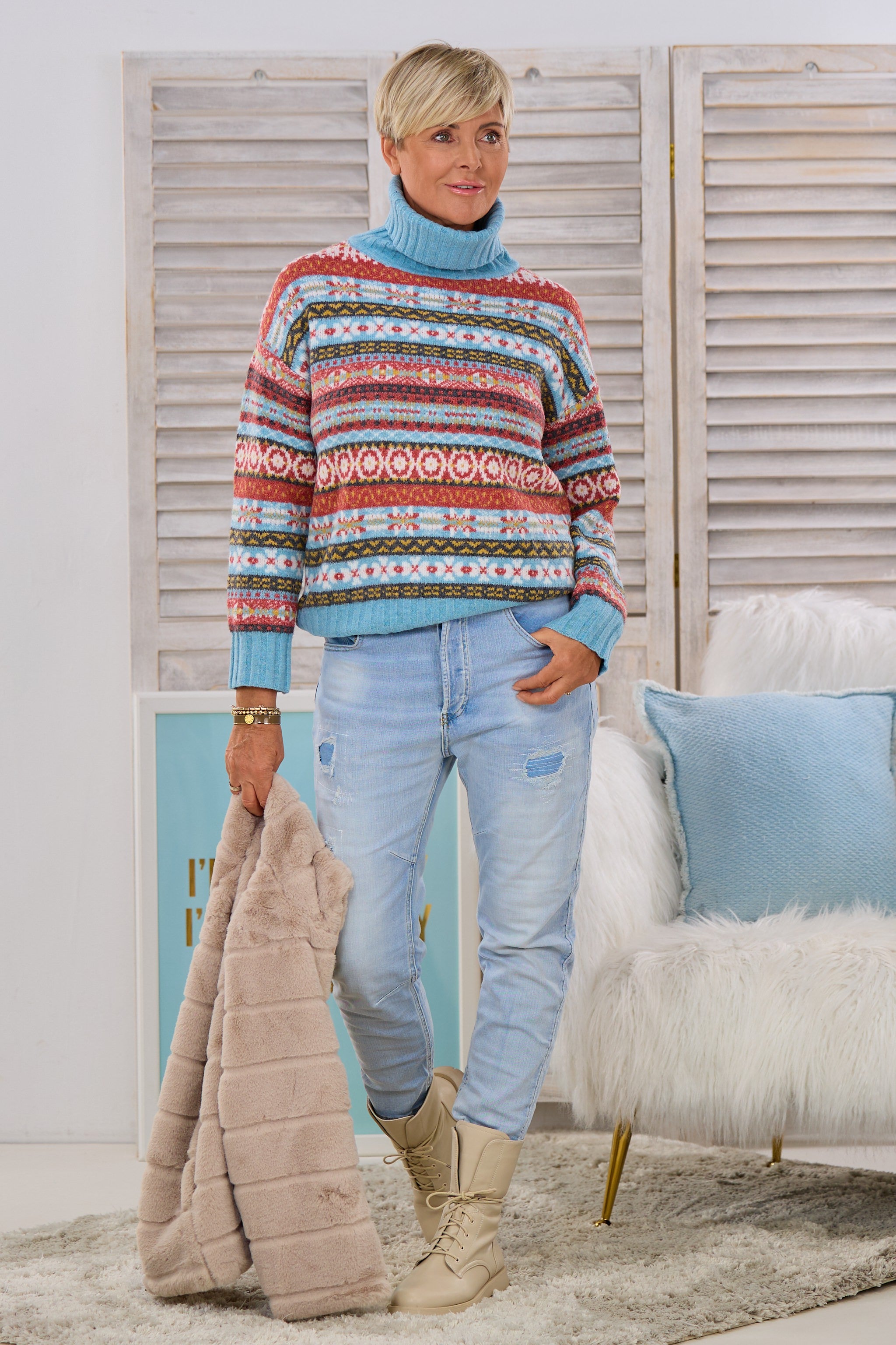 Rollkragenpullover mit Norweger-Muster, hellblau-rostrot