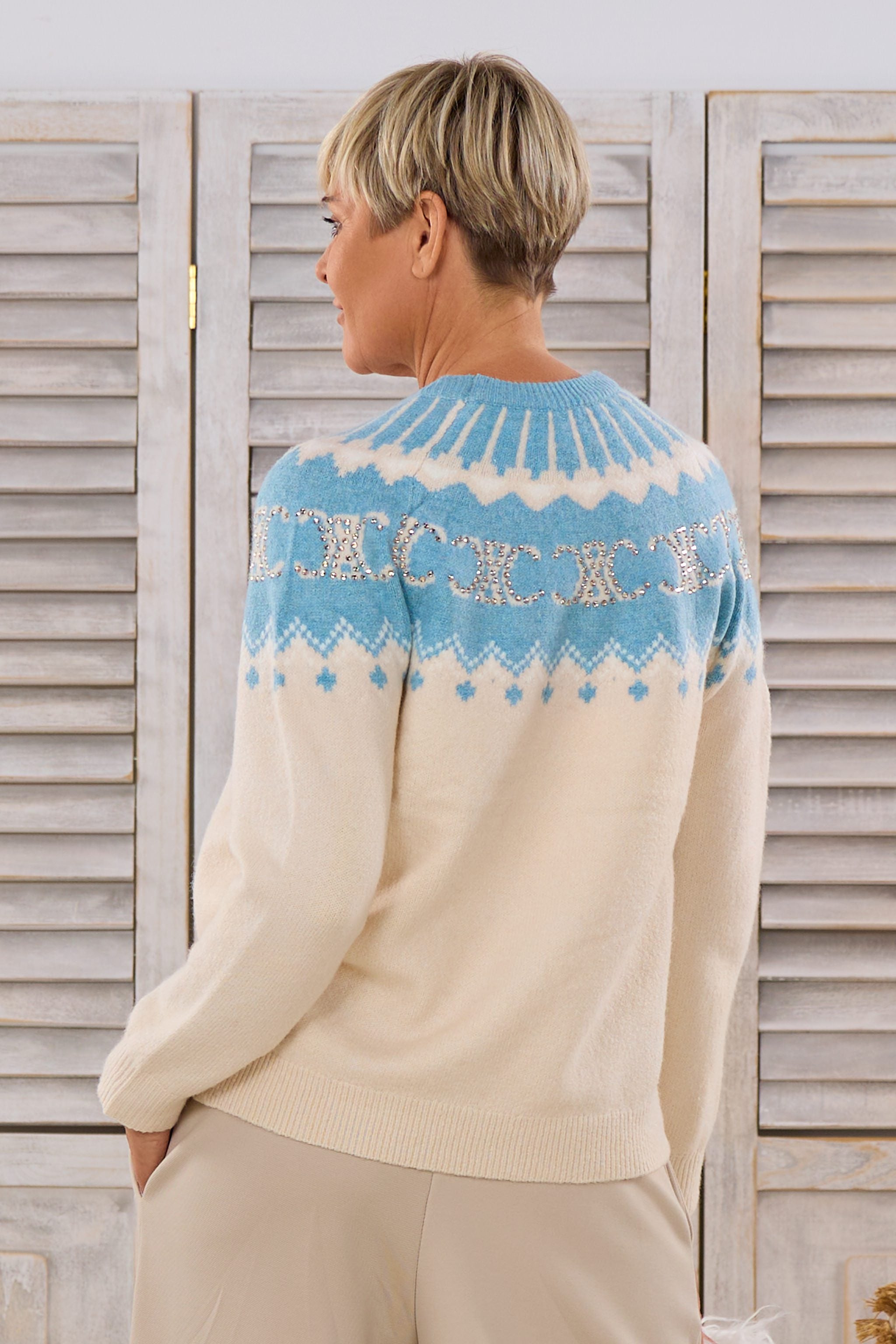 Strickpulli mit Norweger-Muster und Strasssteinen, creme-hellblau