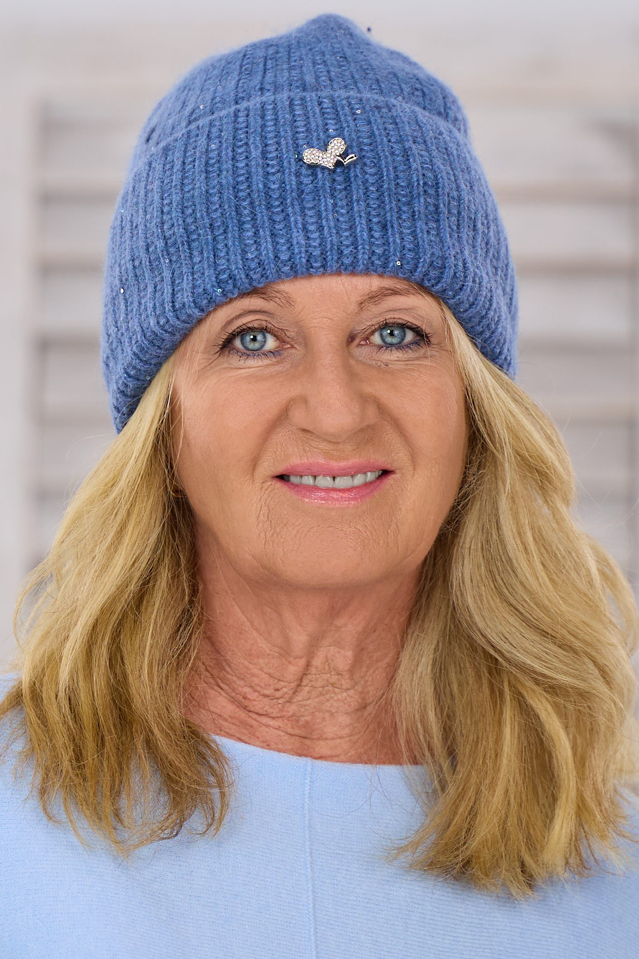 gefütterte Mütze mit Pailletten und Brosche, taubenblau