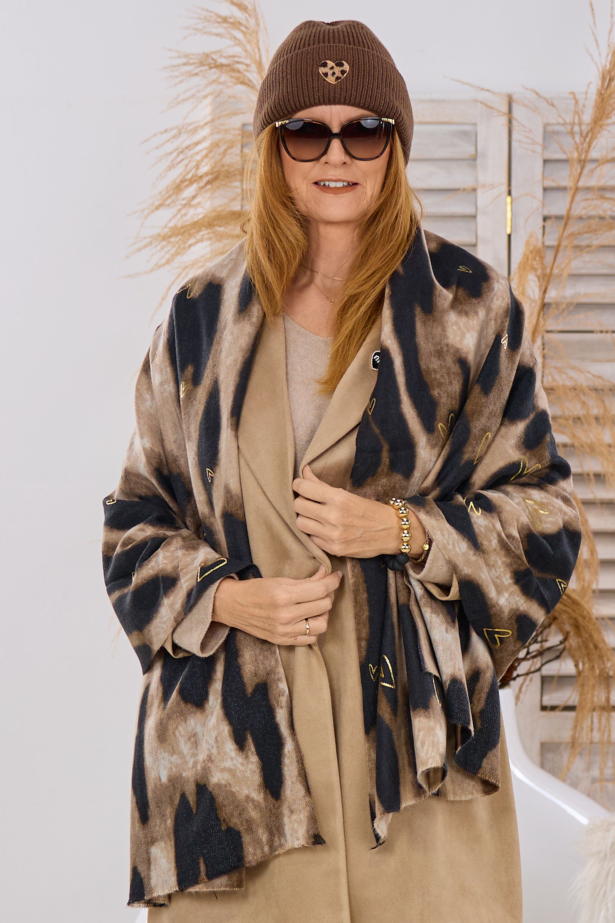 Schal im Leo-Design mit goldenen Herzen, leo-gold