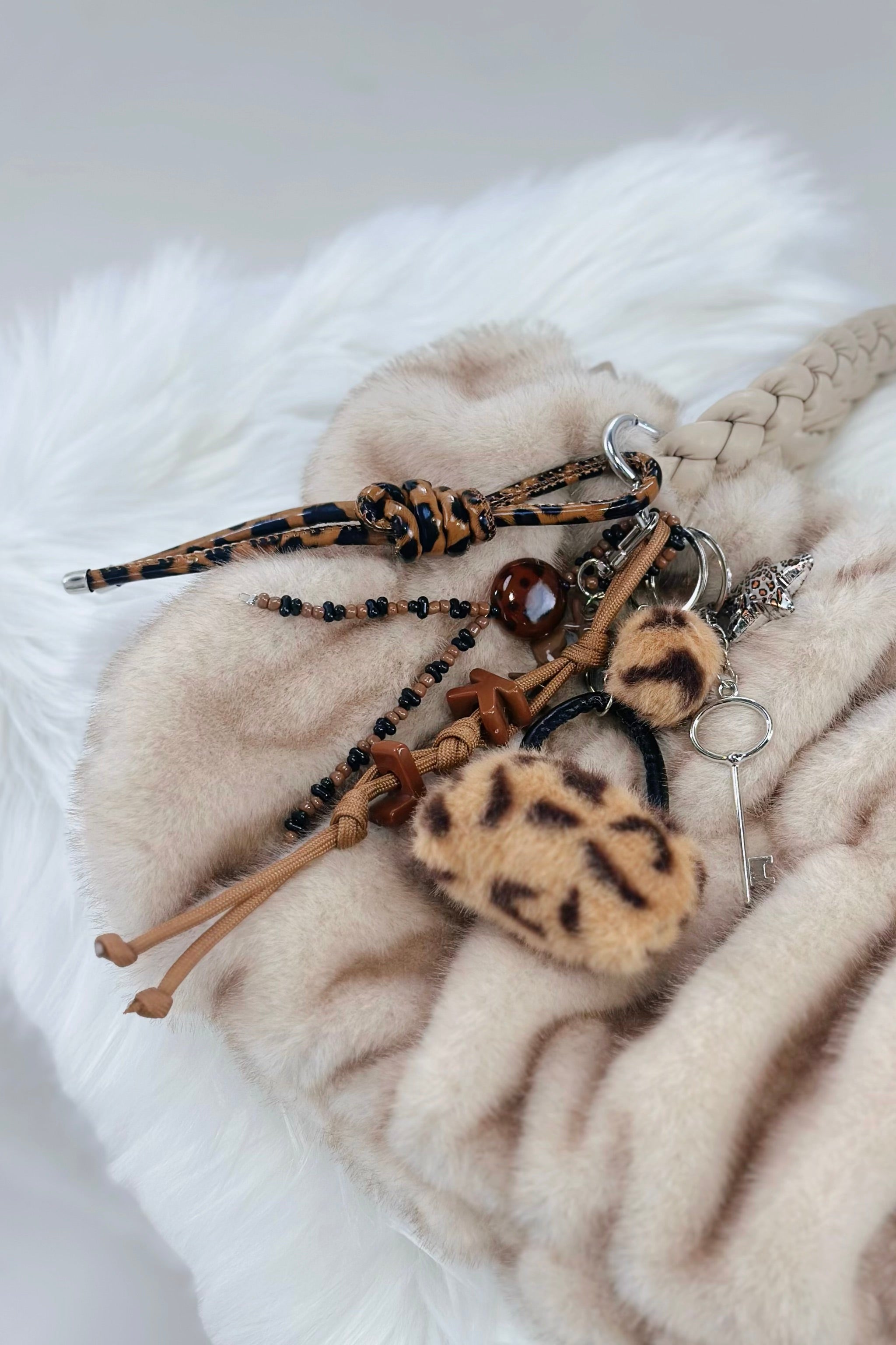 Anhänger Love- Felltasche, leo