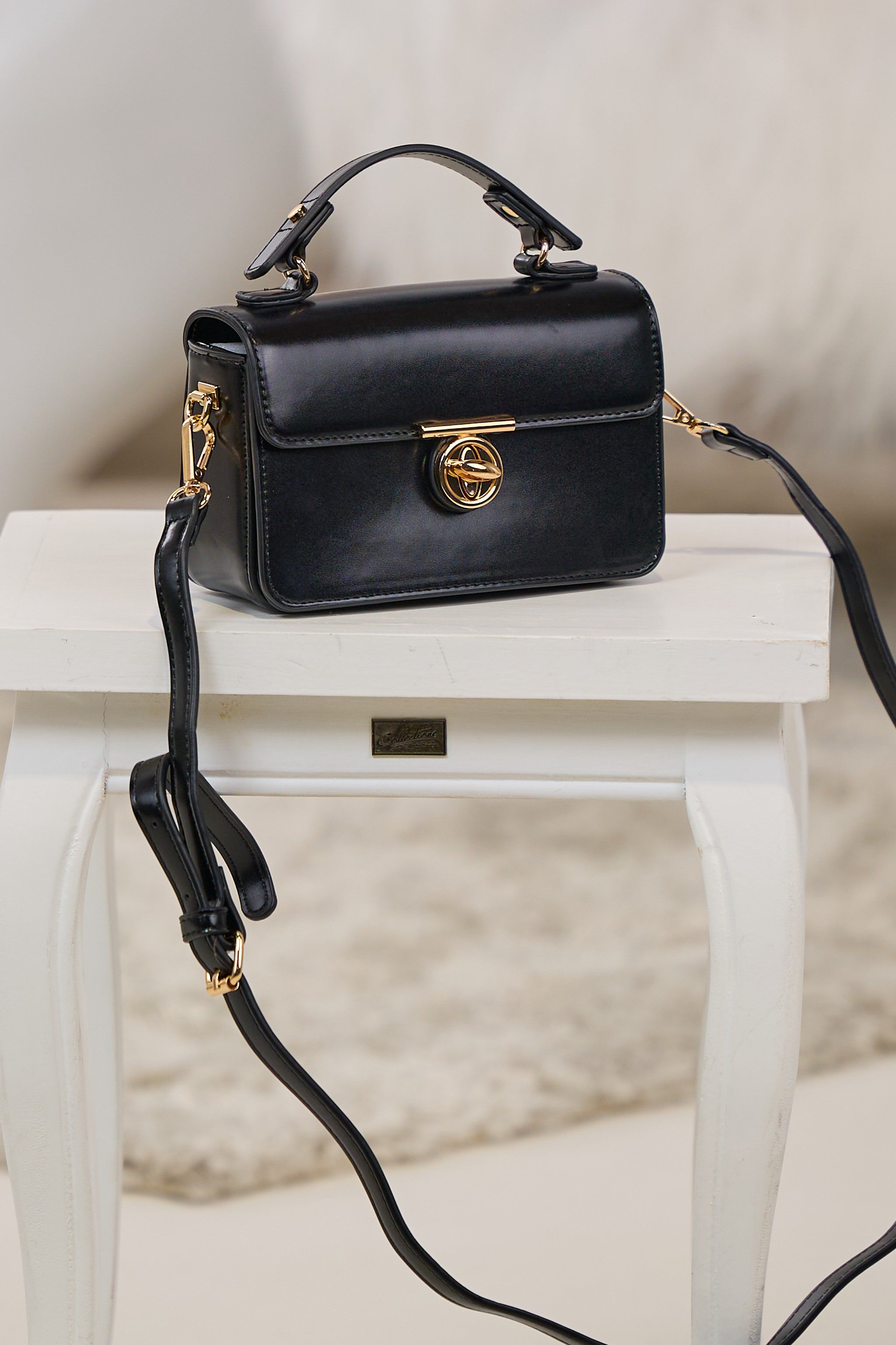 elegante Tasche mit Drehverschluss, schwarz-gold