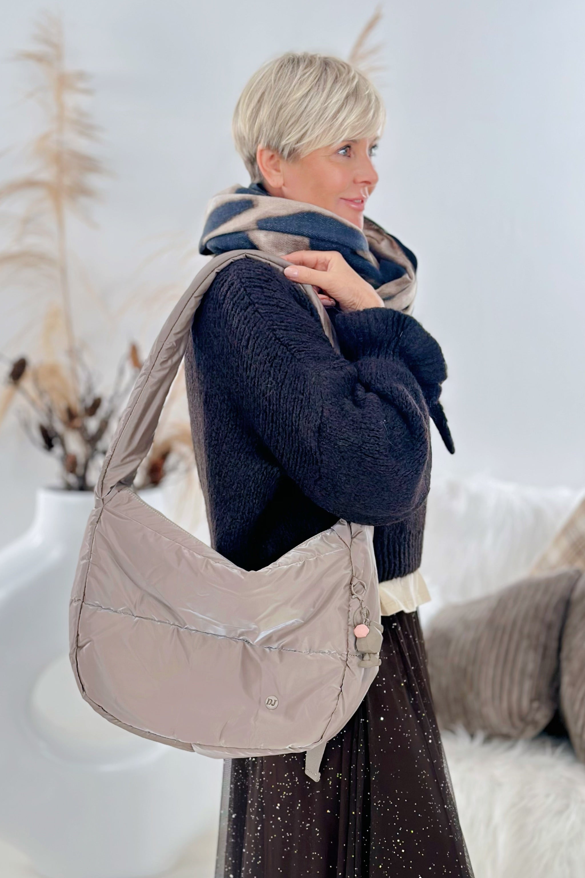 Umhängetasche mit Anhänger, taupe-glänzend