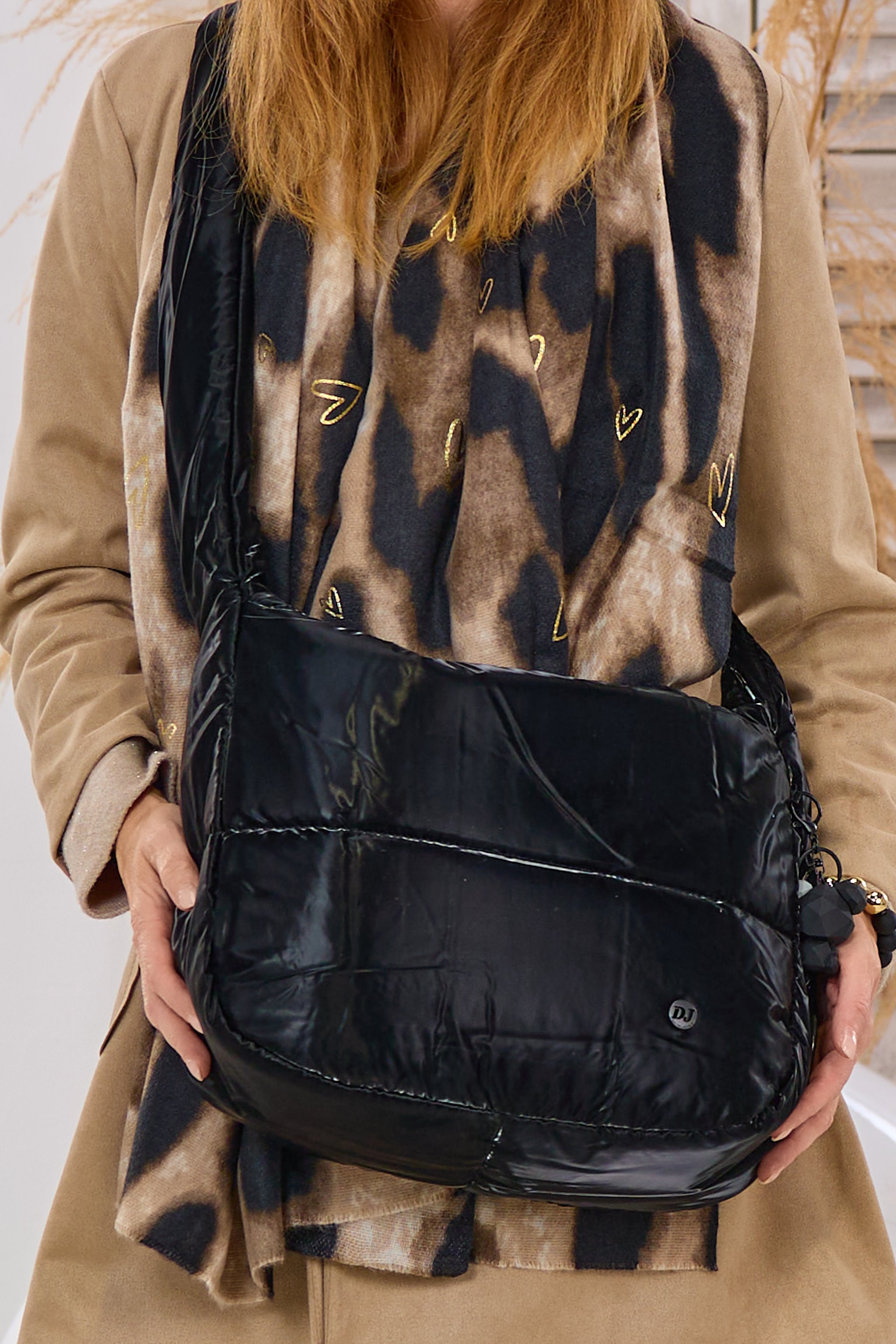 Umhängetasche mit Anhänger, schwarz-glänzend