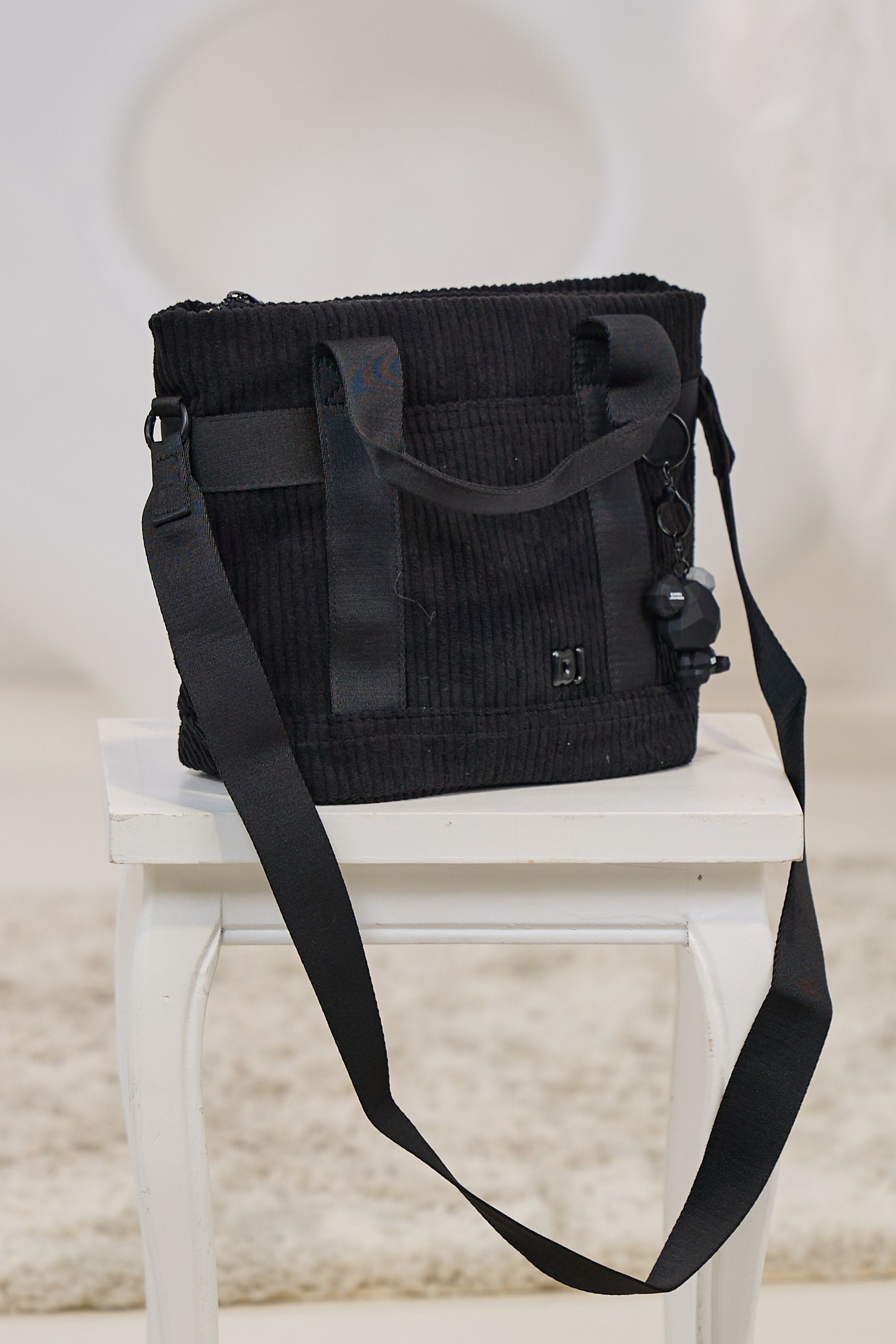 Cord Tasche mit Anhänger, schwarz