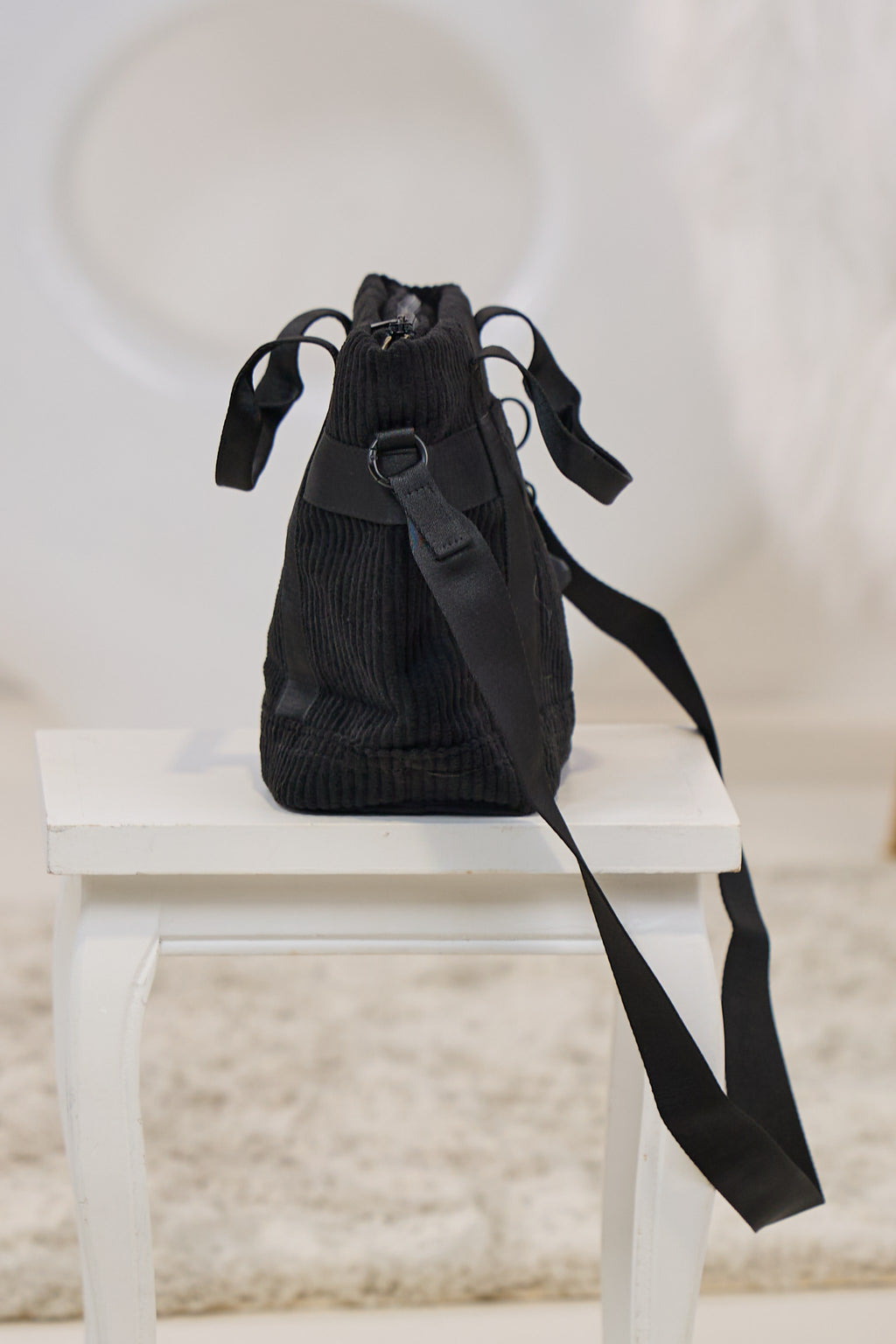 Cord Tasche mit Anhänger, schwarz