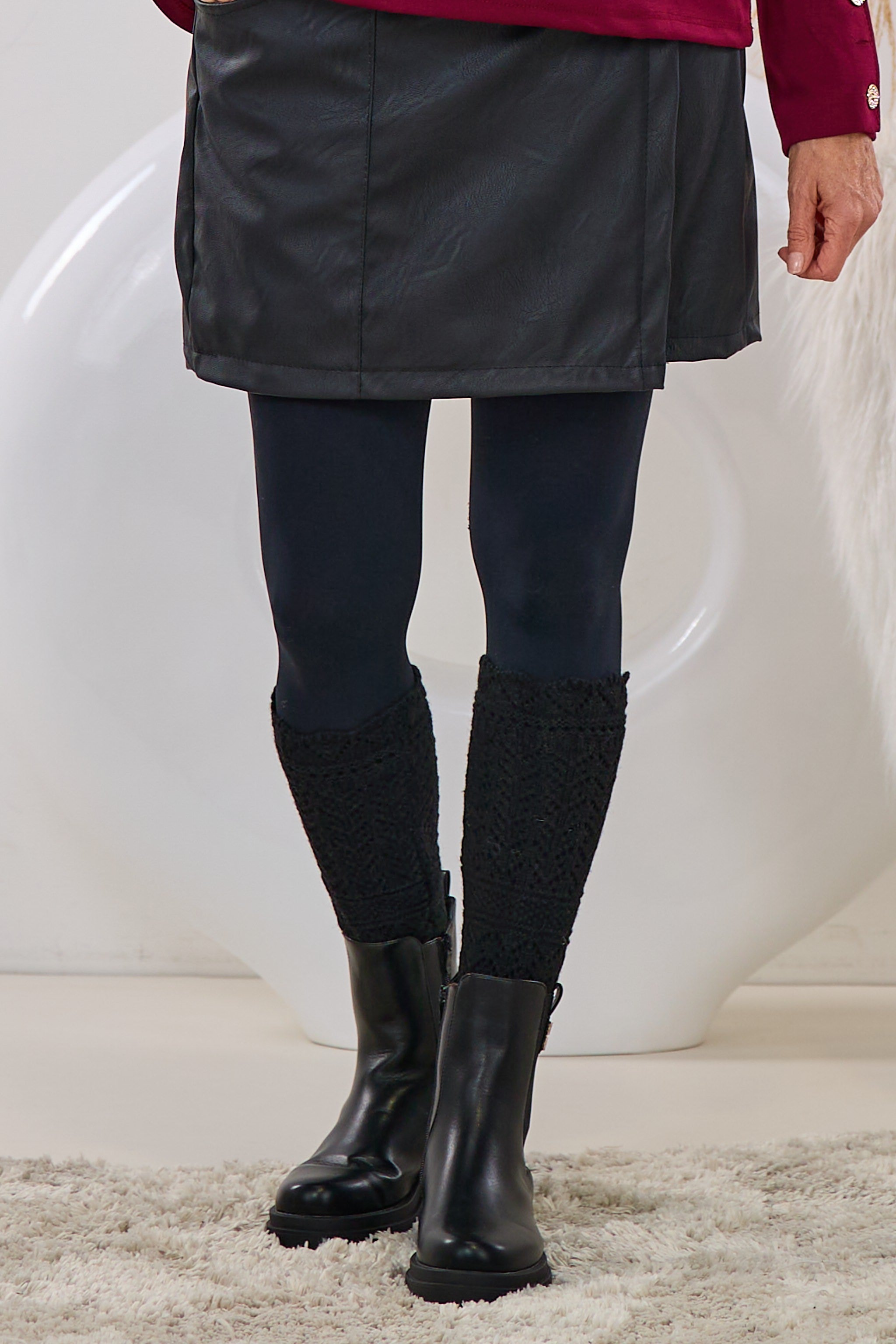 Kurzer Hosenrock in Lederoptik, schwarz