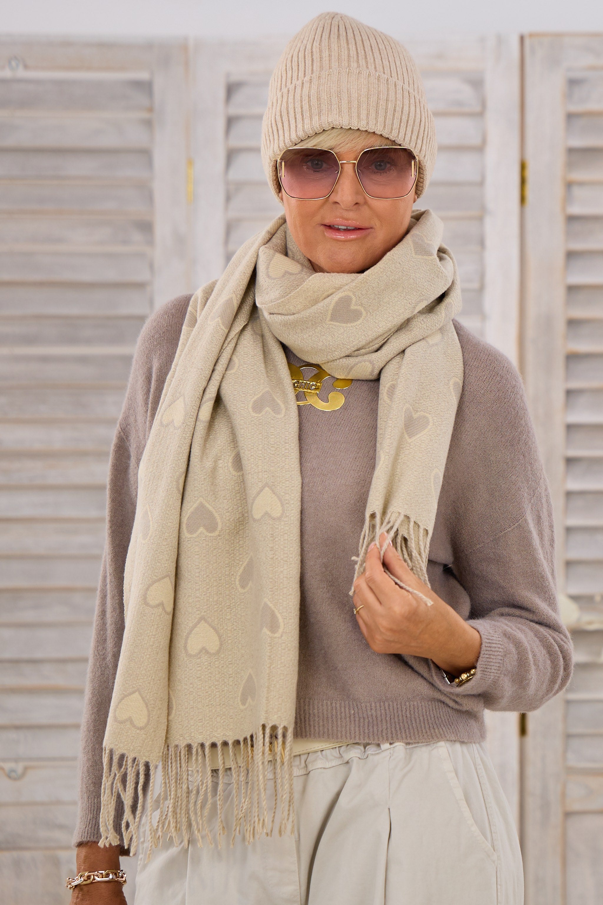 kuscheliger Schal mit Herzen, beige-taupe