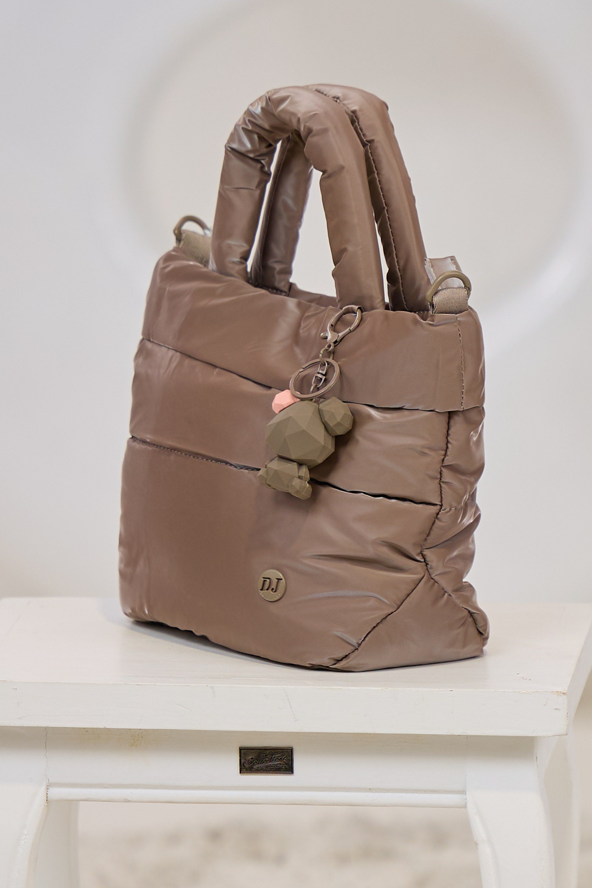Henkeltasche mit Anhänger, taupe-glänzend