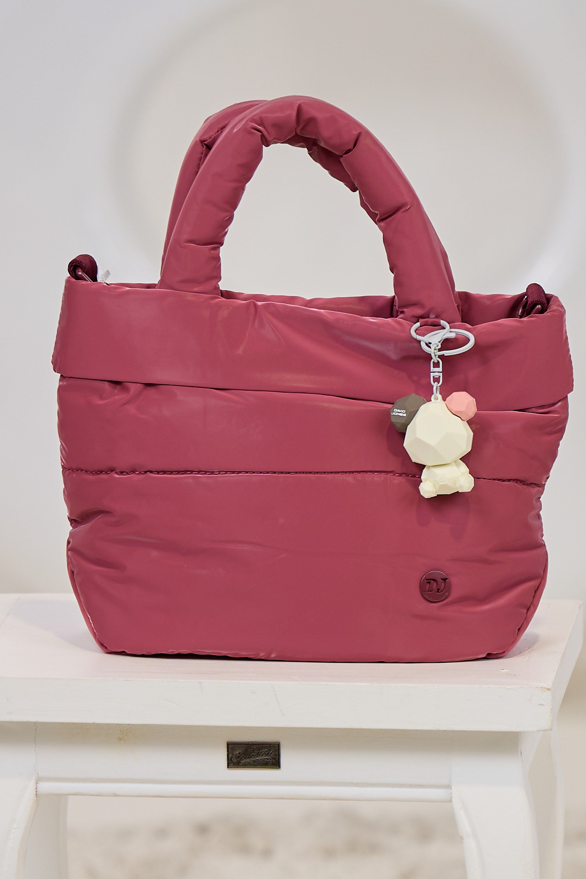 Henkeltasche mit Anhänger, himbeer-glänzend