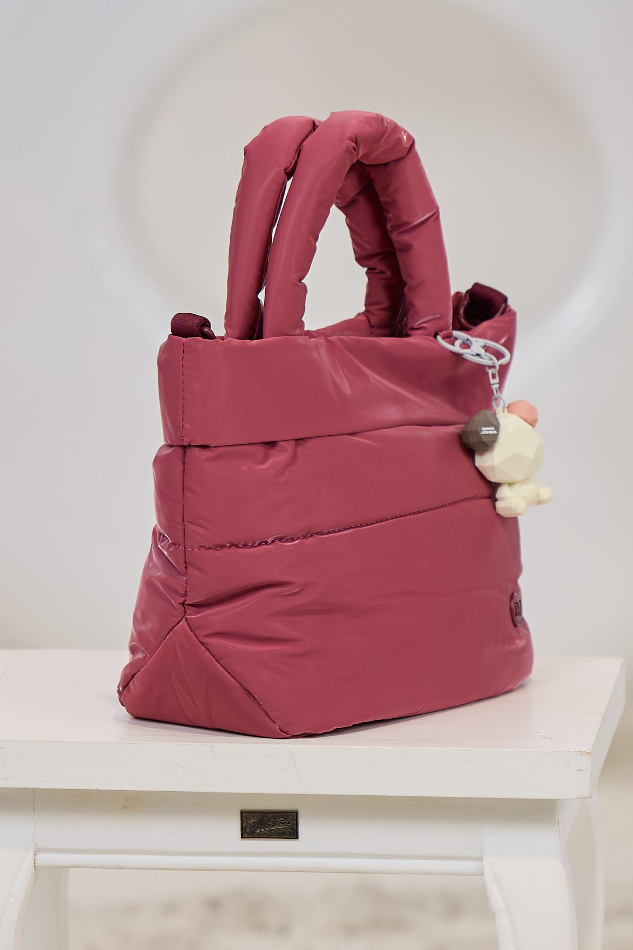 Henkeltasche mit Anhänger, himbeer-glänzend