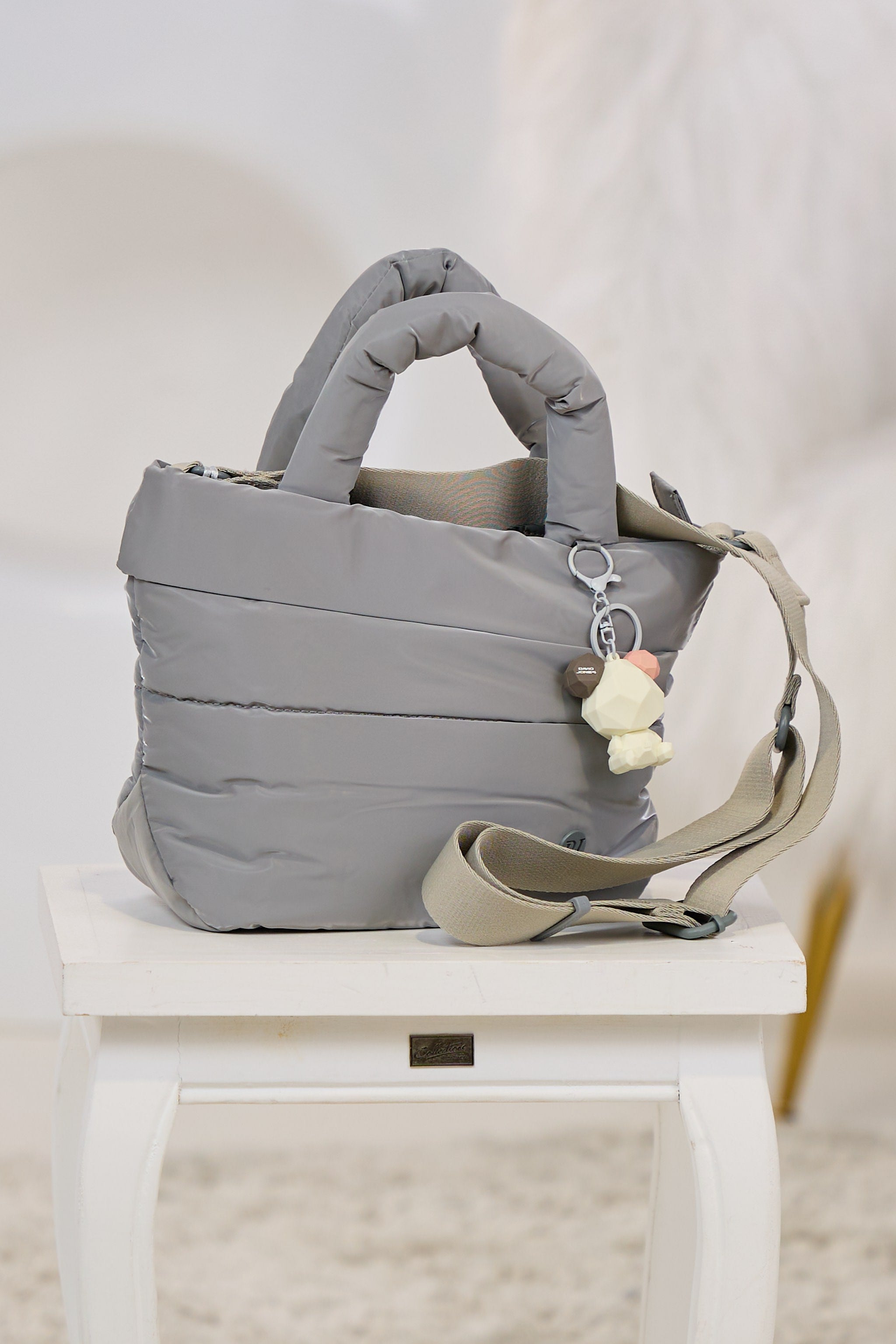 Henkeltasche mit Anhänger, grau-glänzend