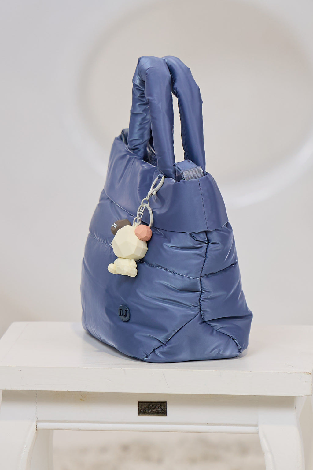 Henkeltasche mit Anhänger, taubenblau-glänzend