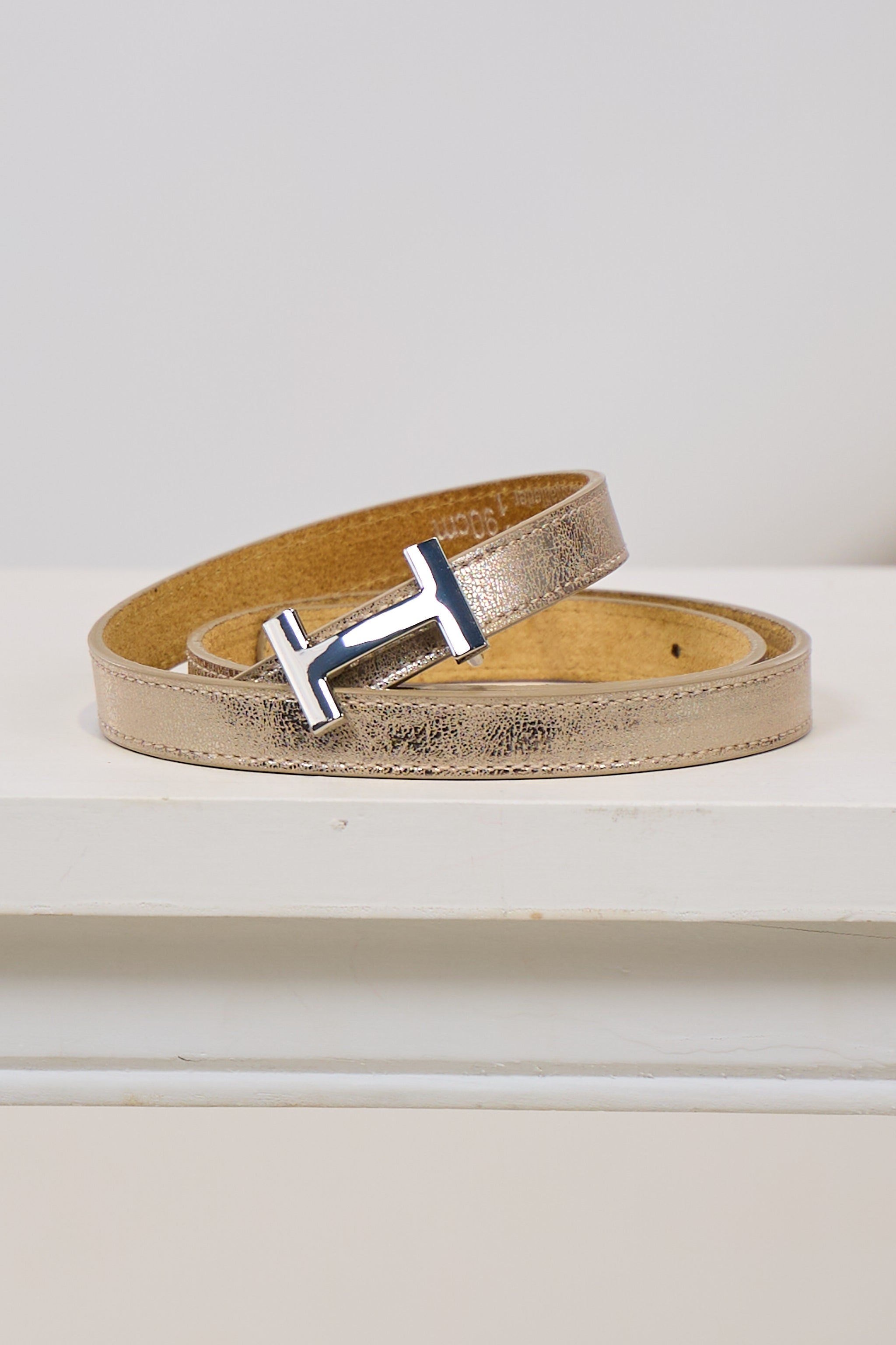 Schmaler Ledergürtel mit silberner Schnalle, gold