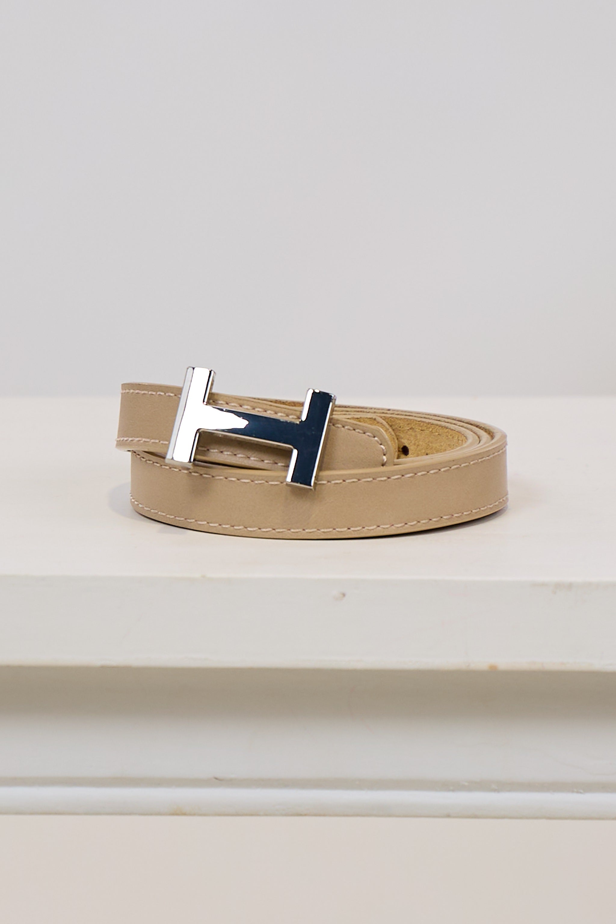 Schmaler Ledergürtel mit silberner Schnalle, beige