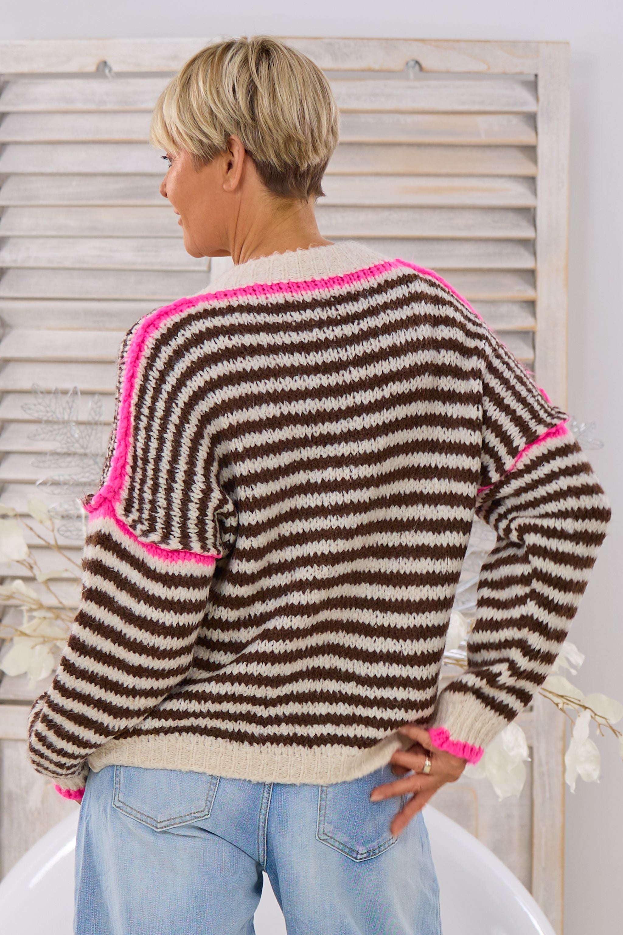 Strickpulli mit außenliegenden Nähten, braun-ecru-pink