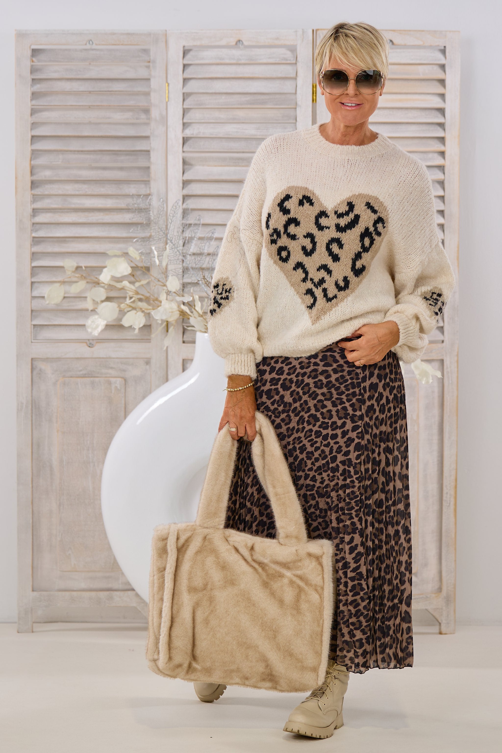 Strickpulli mit großem Leo-Herz, beige