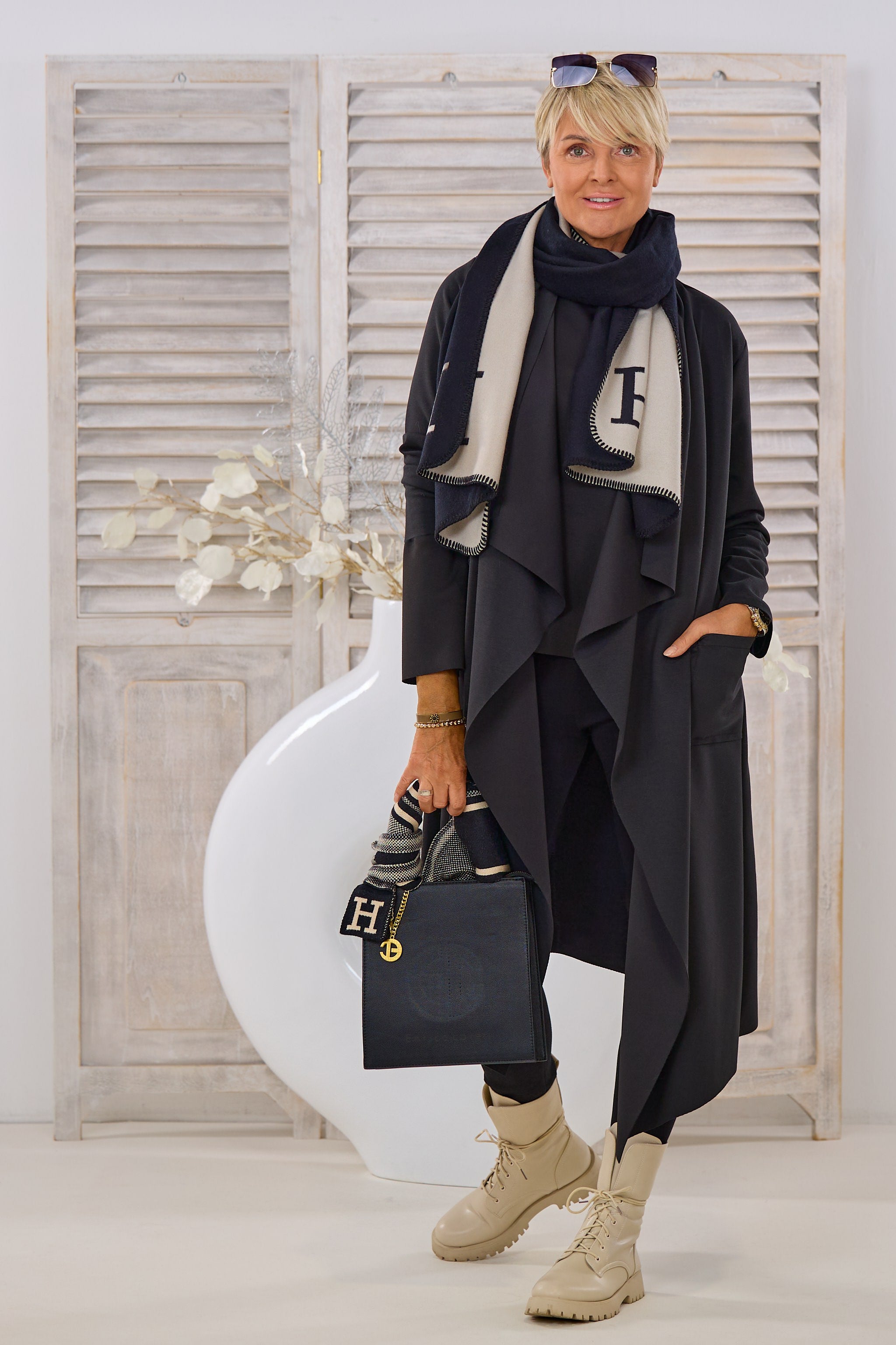 Mantel mit großem Revers und Taschen, schwarz