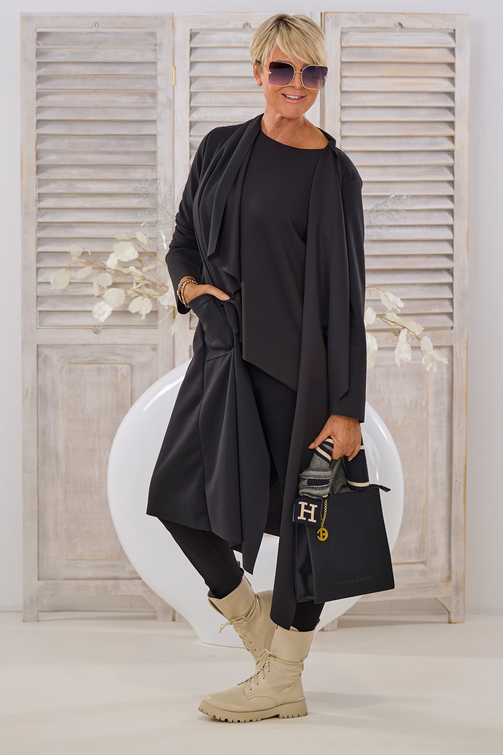 Mantel mit großem Revers und Taschen, schwarz