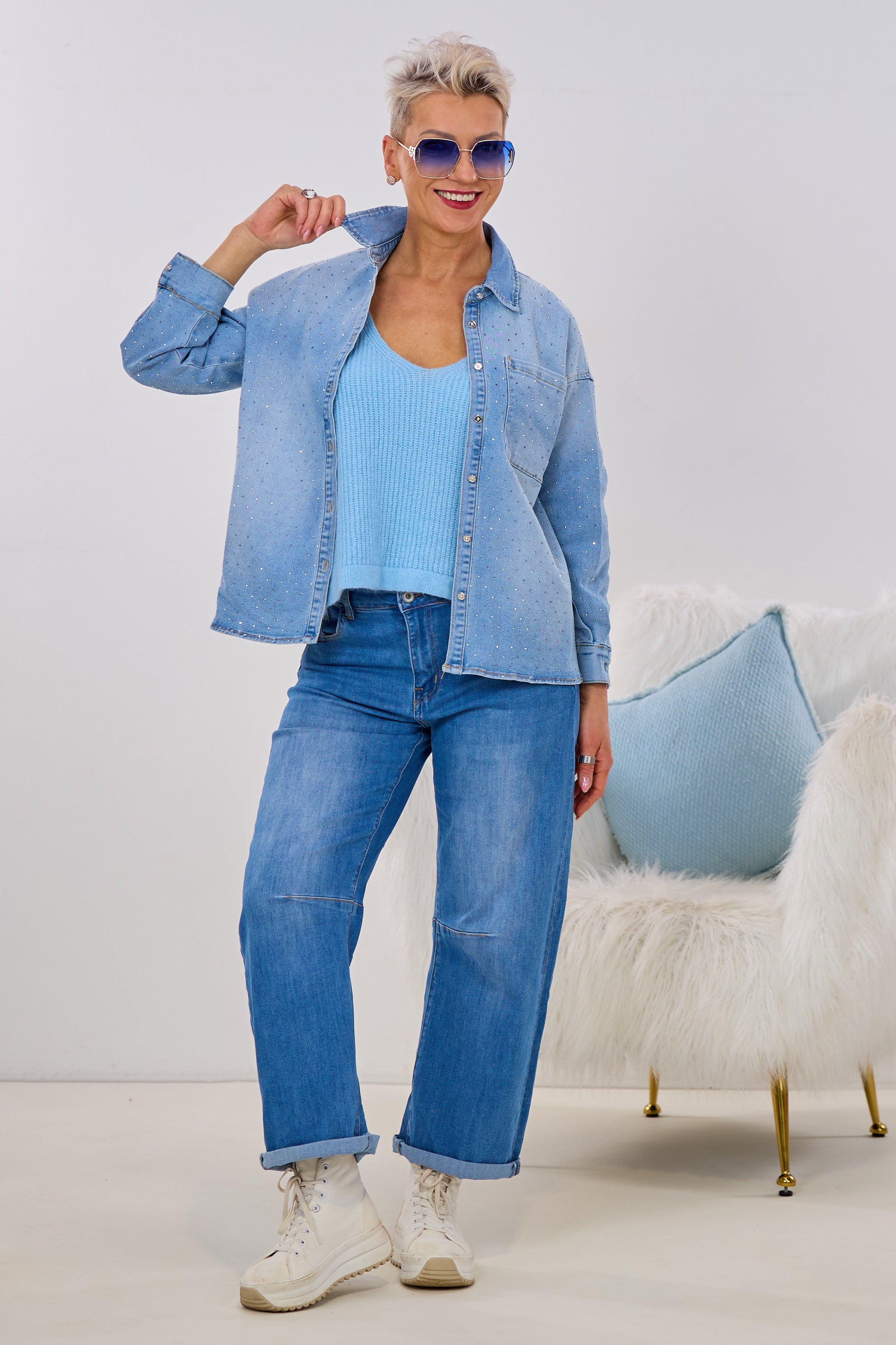 Jeanshemd mit Strasssteinchen, hell denim
