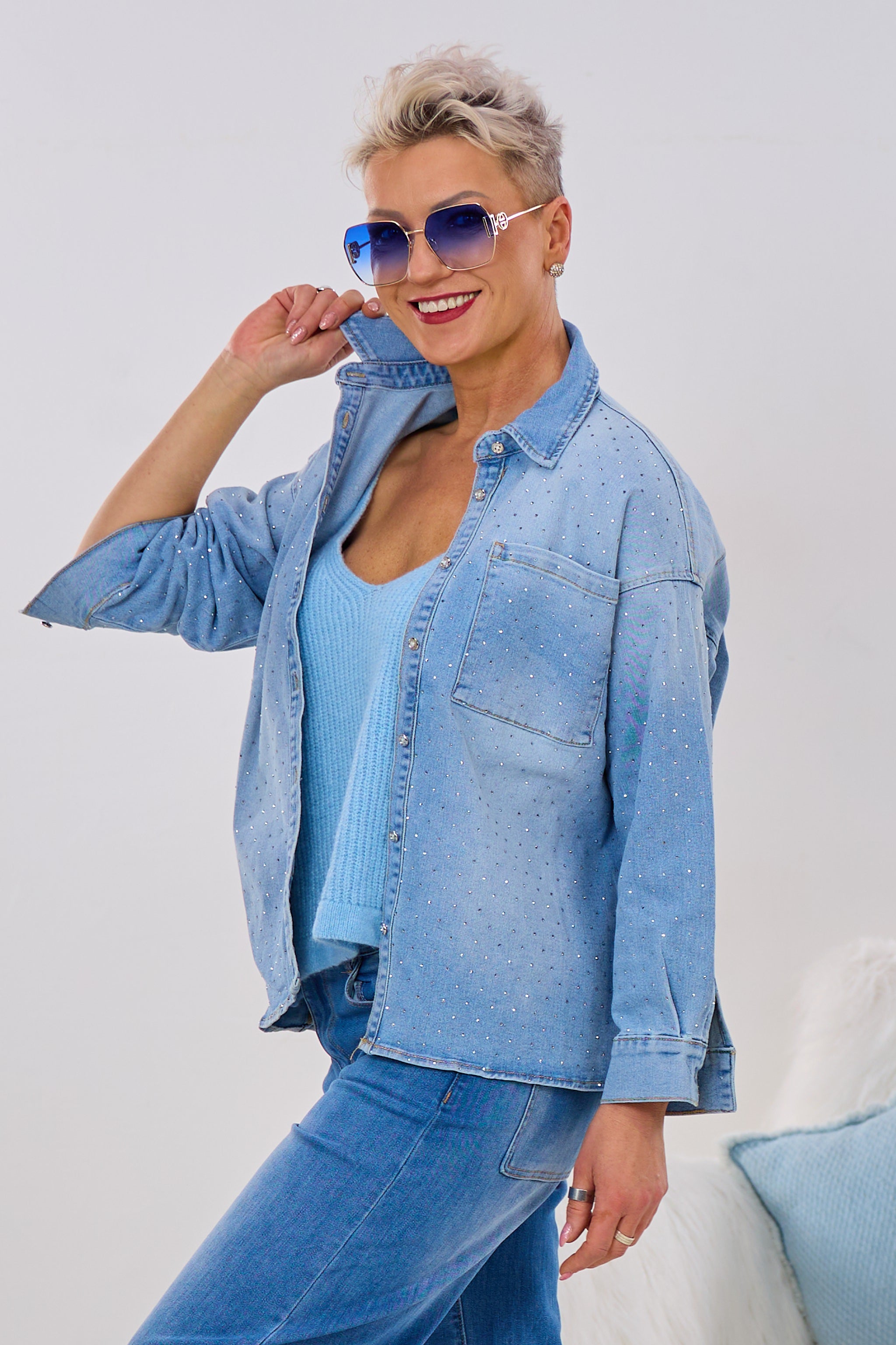 Jeanshemd mit Strasssteinchen, hell denim