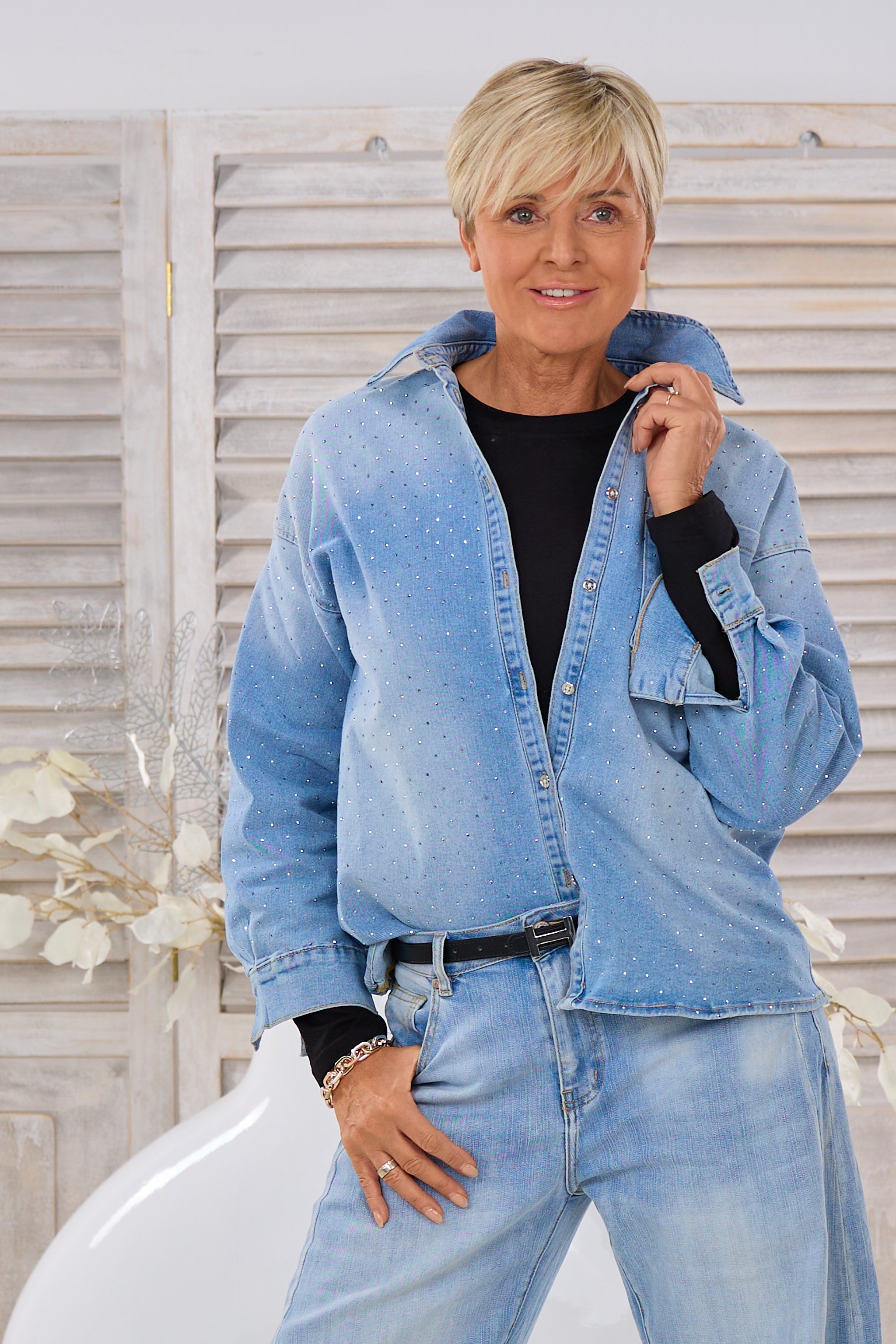 Jeanshemd mit Strasssteinchen, hell denim