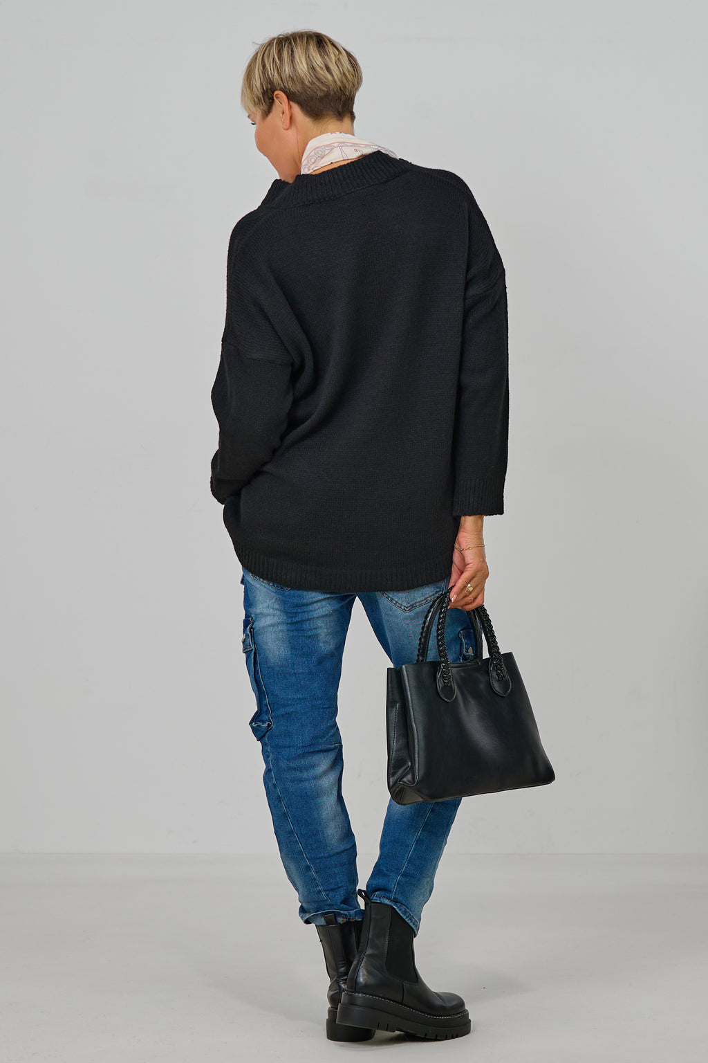Pulli mit V-Ausschnitt und Tuch, schwarz