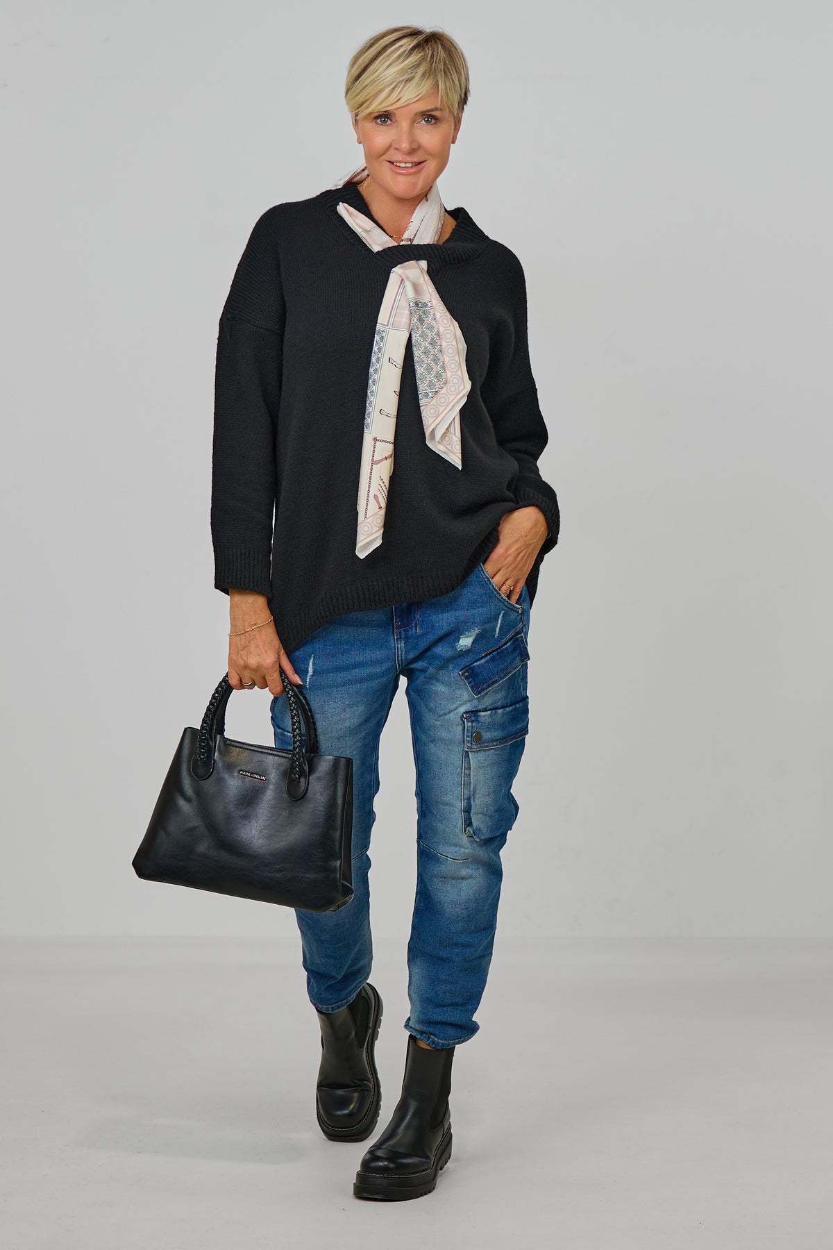 Pulli mit V-Ausschnitt und Tuch, schwarz
