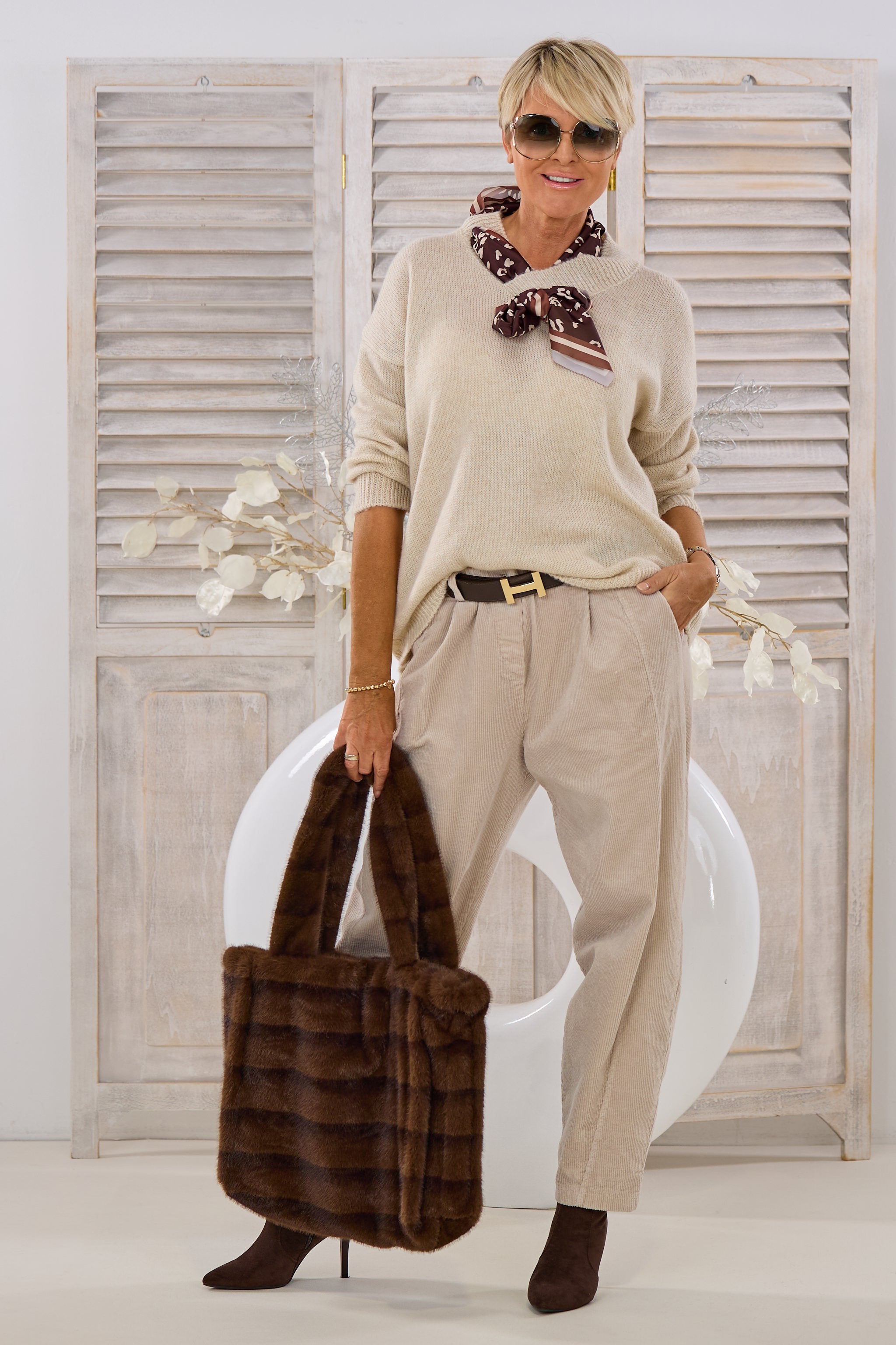 Pulli mit V-Ausschnitt und Leo-Tuch, beige