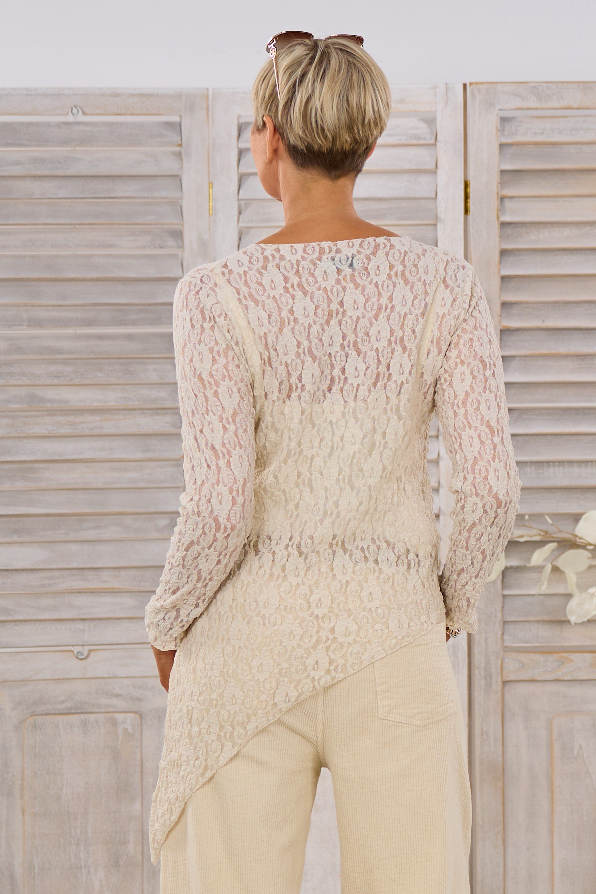 Asymmetrisches Spitzen-Langarmshirt, beige