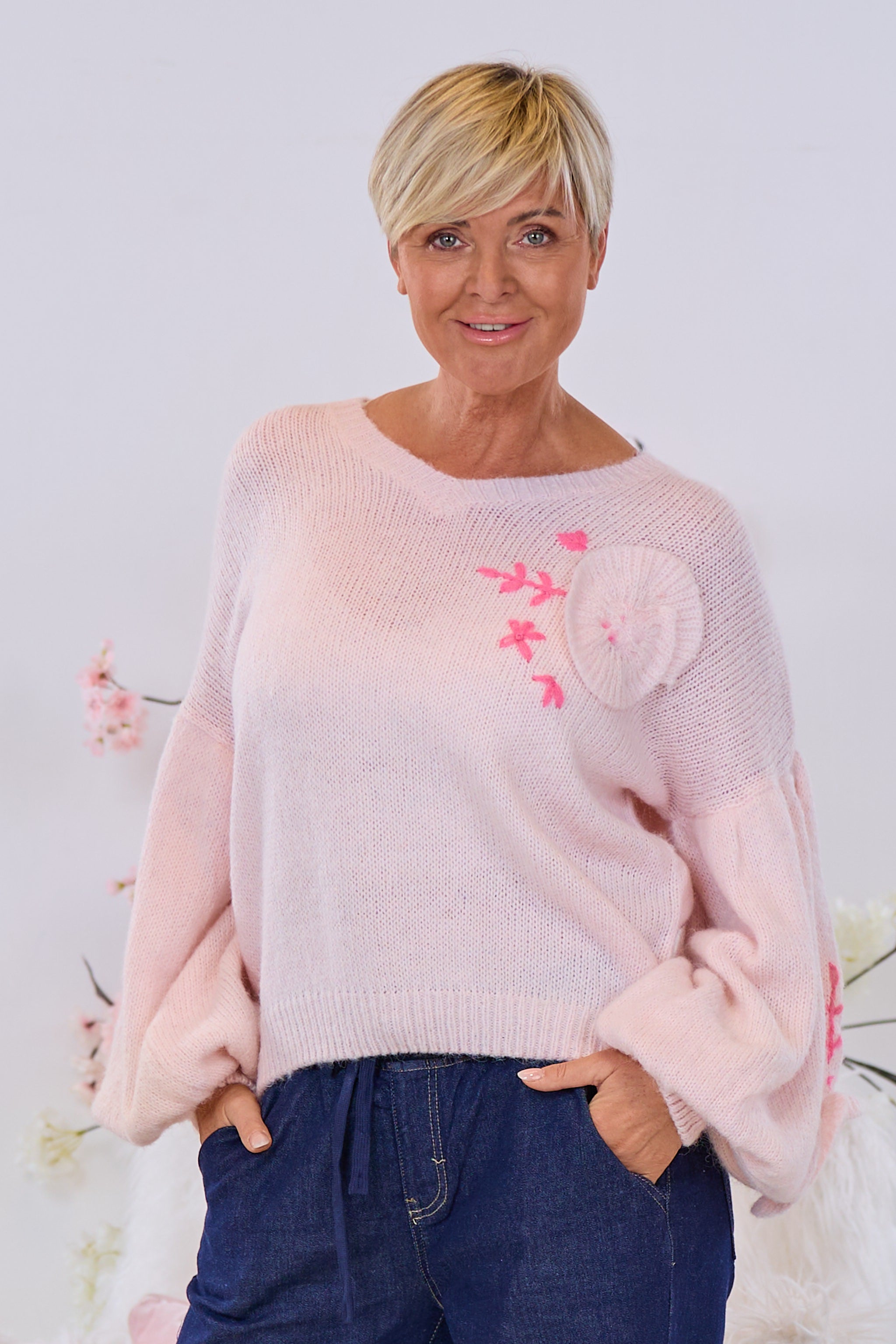 Strickpulli mit Blumen Applikationen, rosa