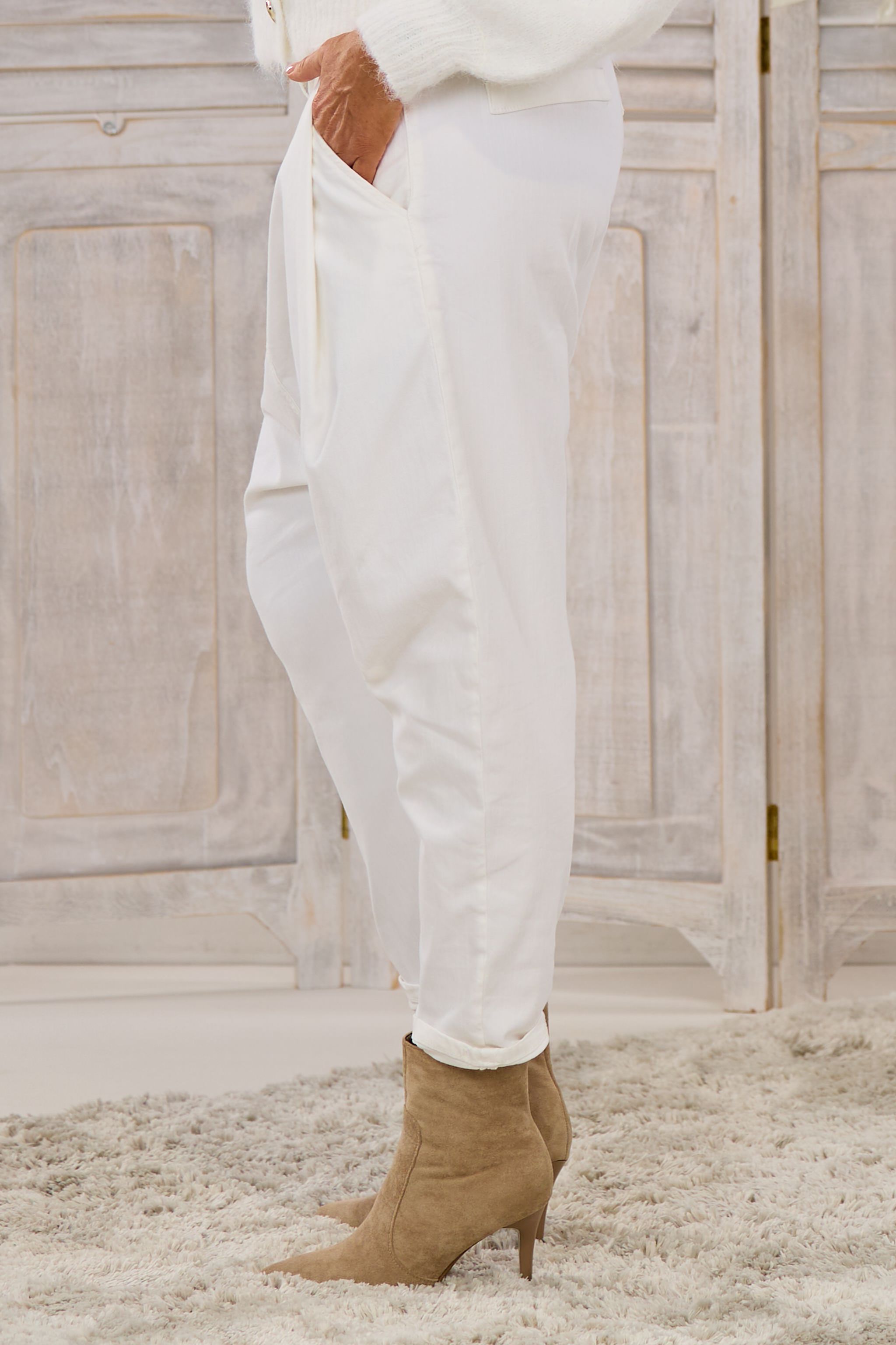 Baggy Jeans mit Bundfalten, weiß