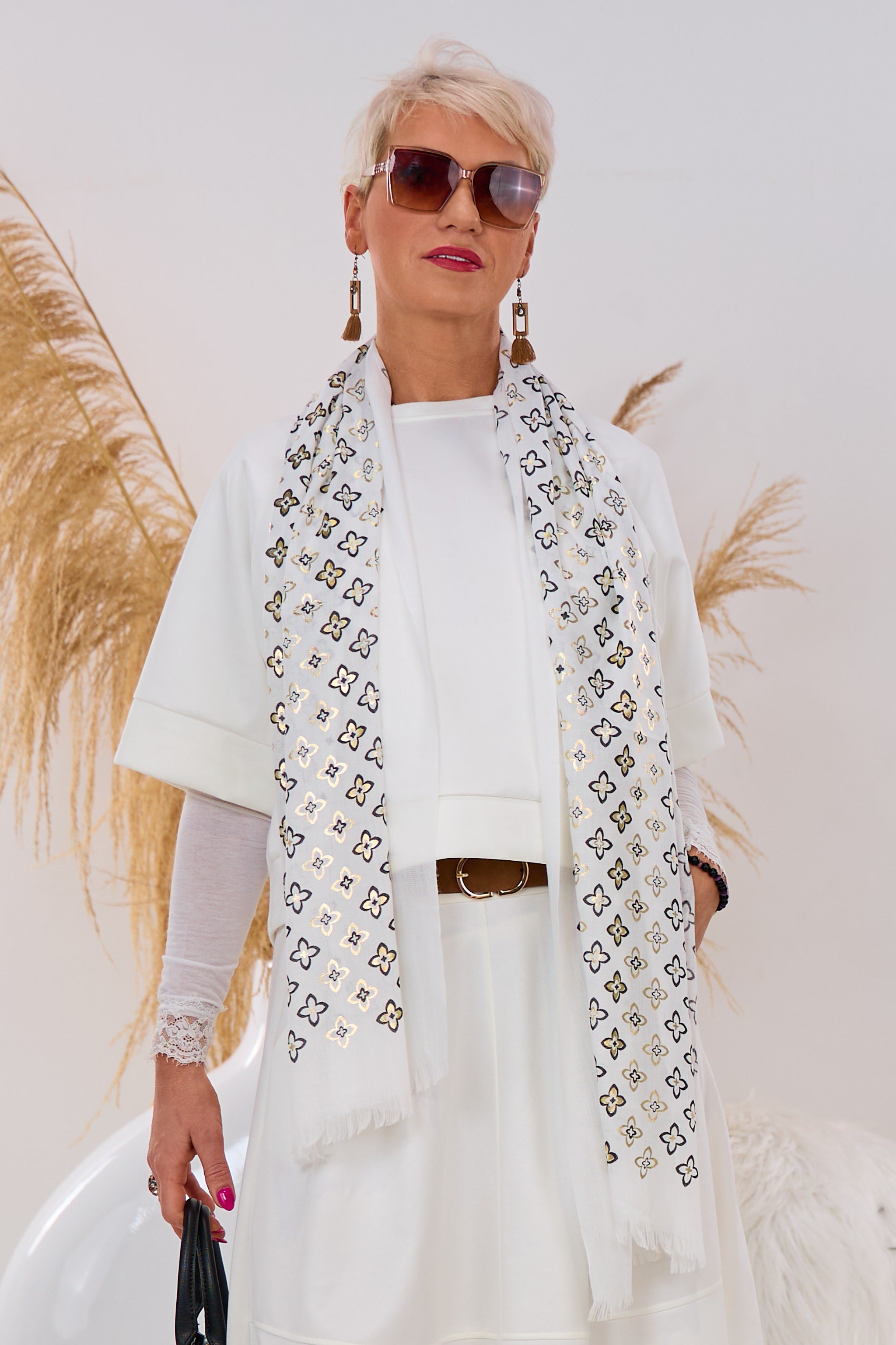 feiner Schal mit Blüten, weiß-schwarz-gold