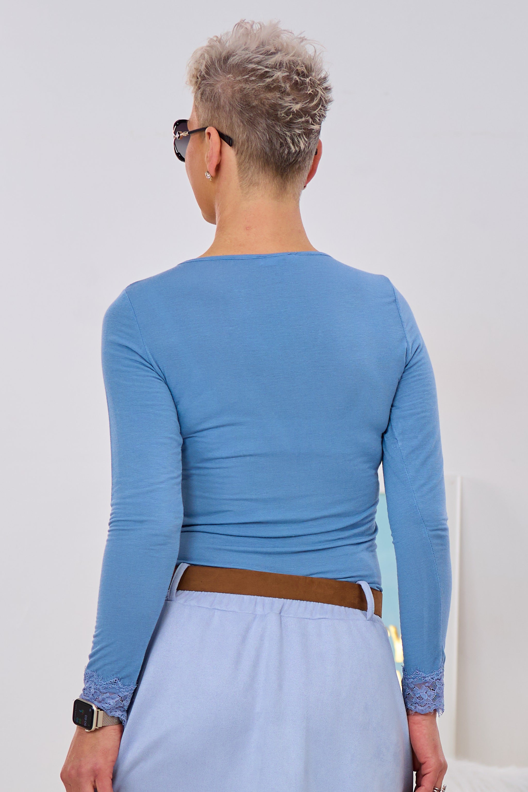 Basic Shirt mit Spitzenbordüre, taubenblau