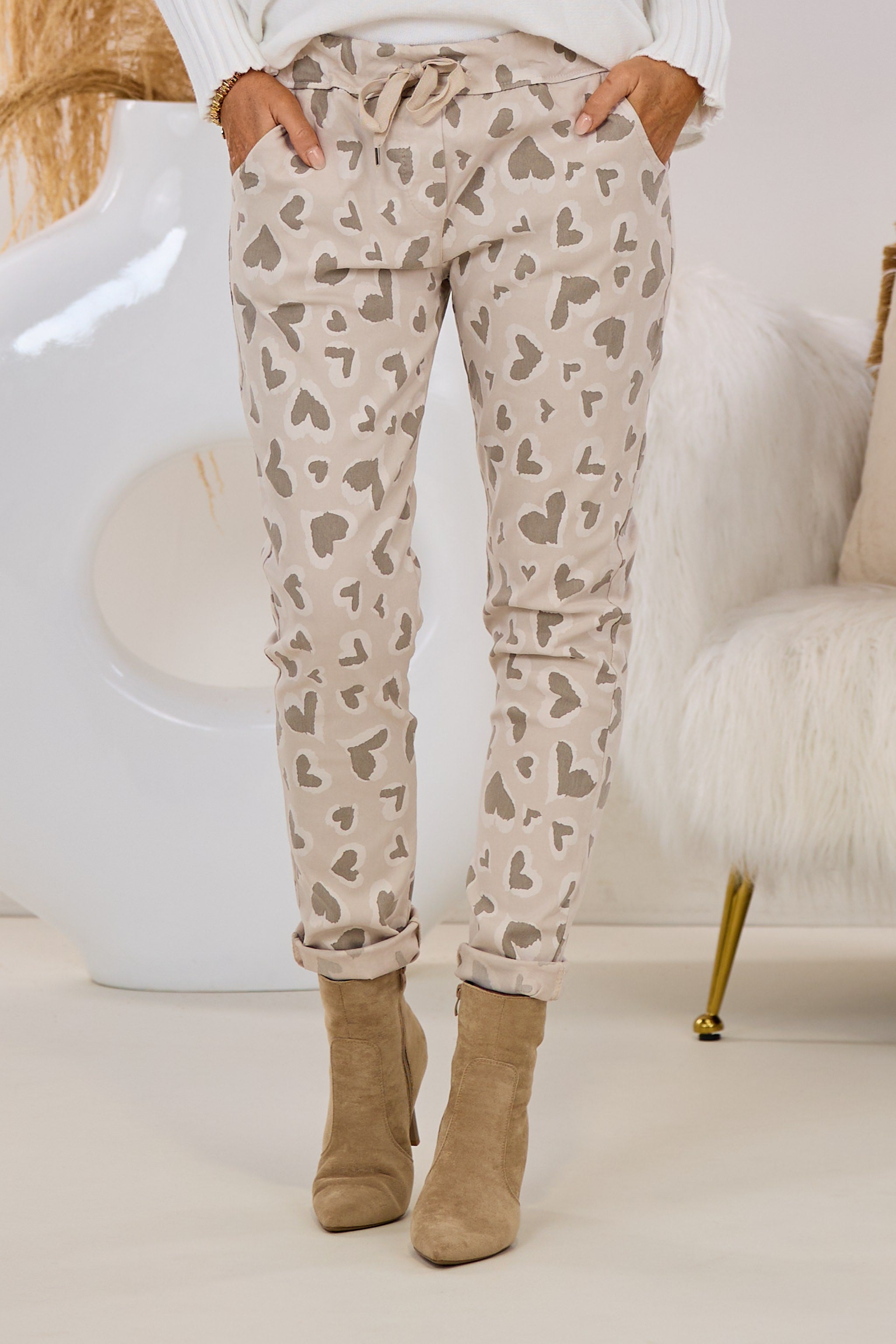 Hose mit Herzen und elastischem Bund, stein-taupe