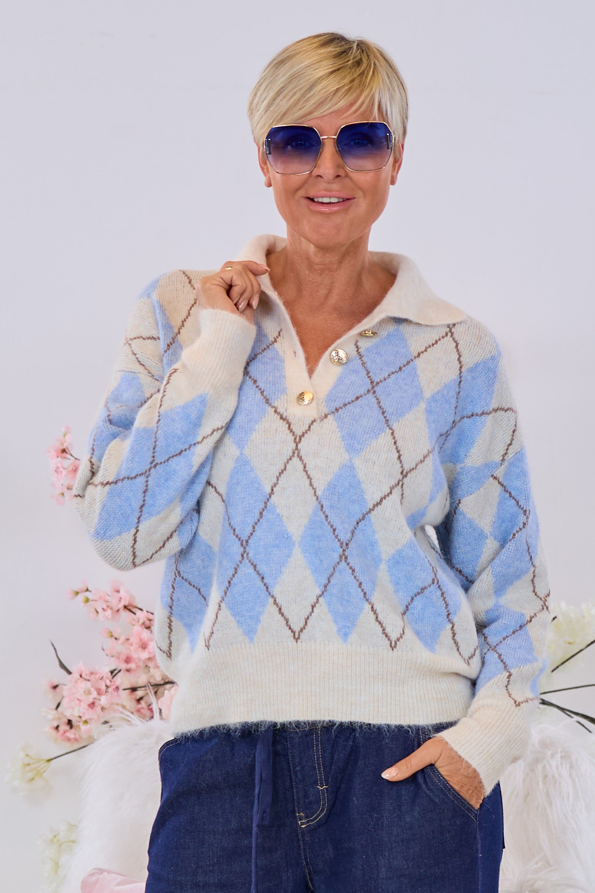 Strickpulli mit Rautenmuster und Polokragen, hellblau-beige