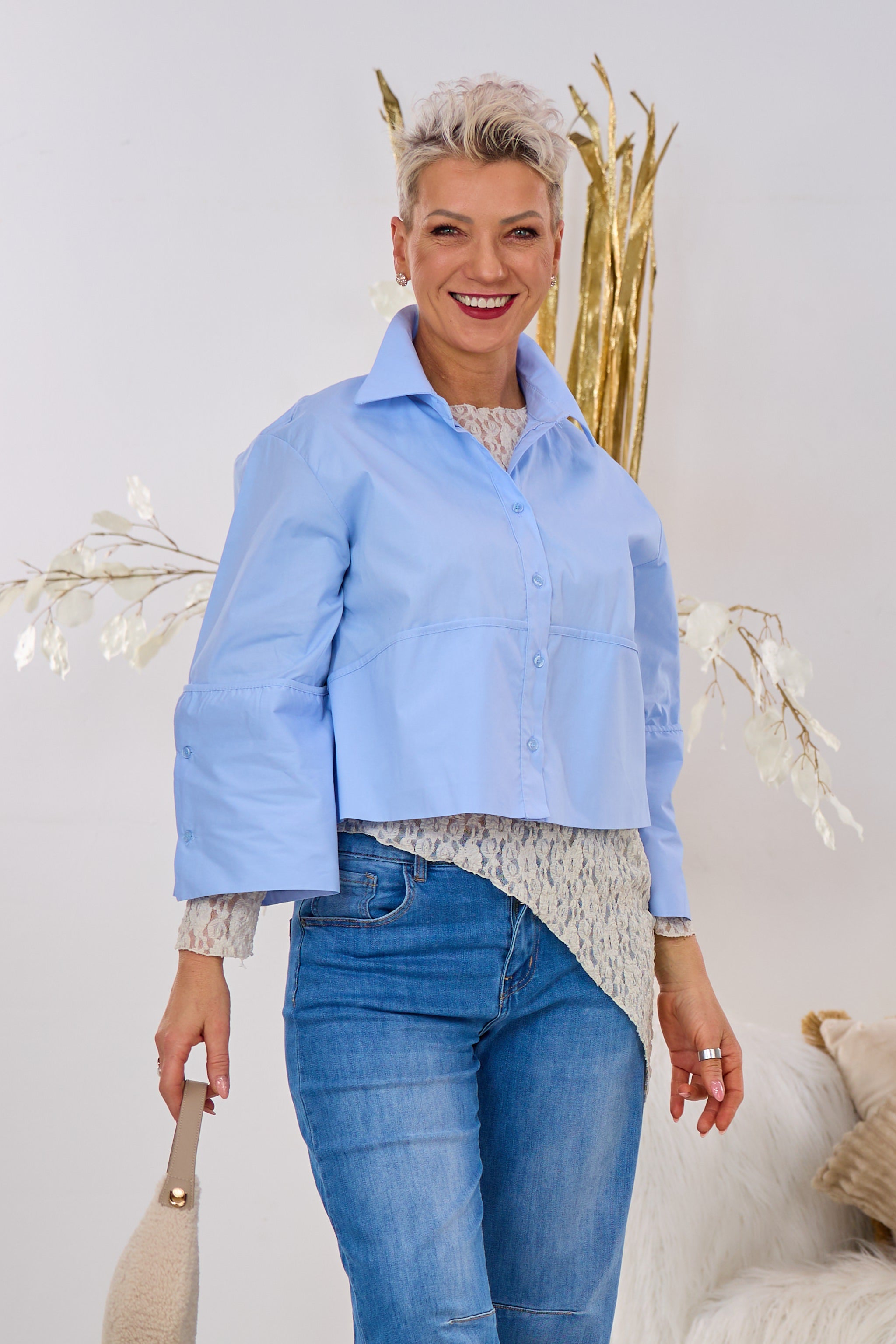 Cropped Bluse mit breitem Umschlag, hellblau
