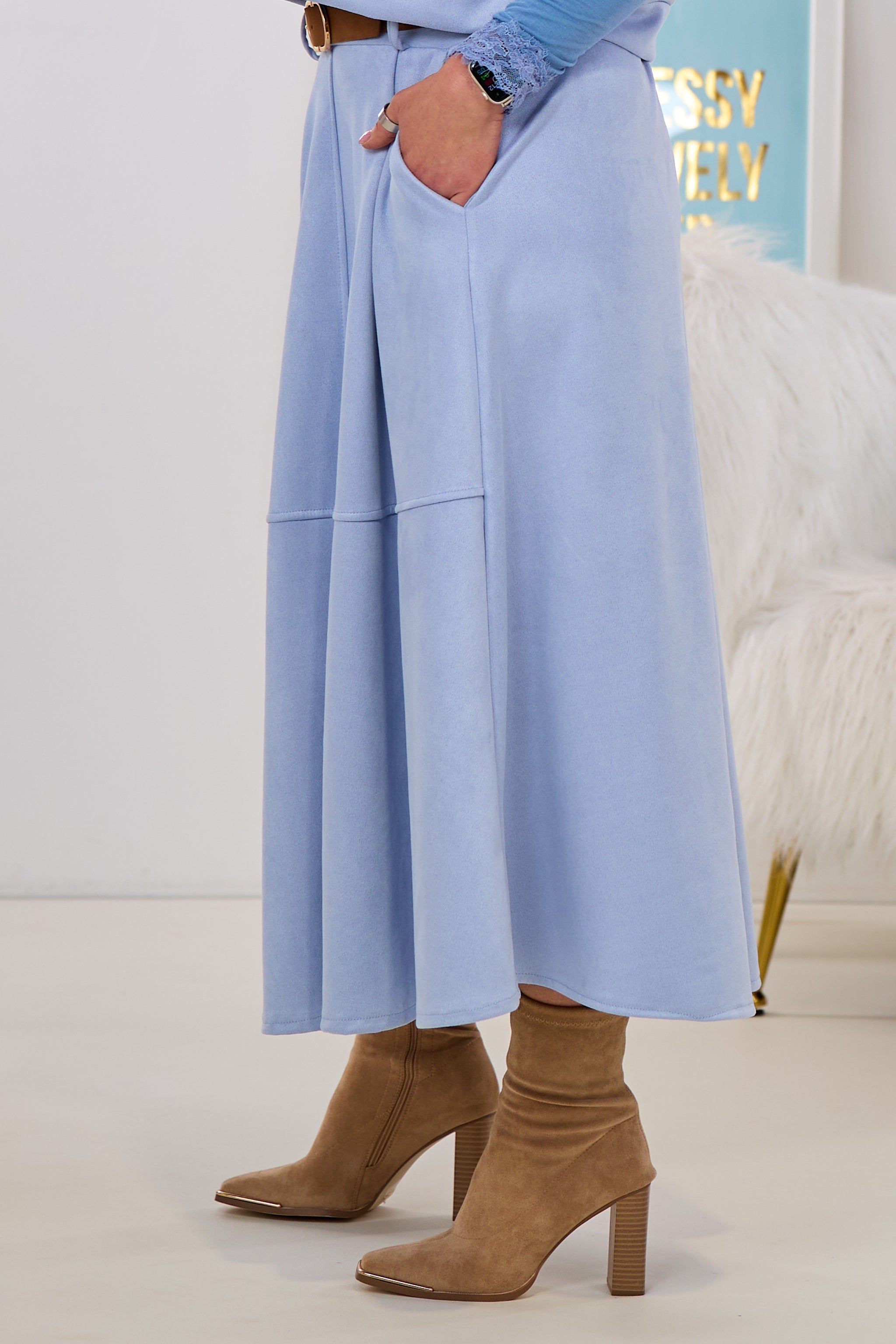 Glockiger Rock in Velour-Optik, hellblau