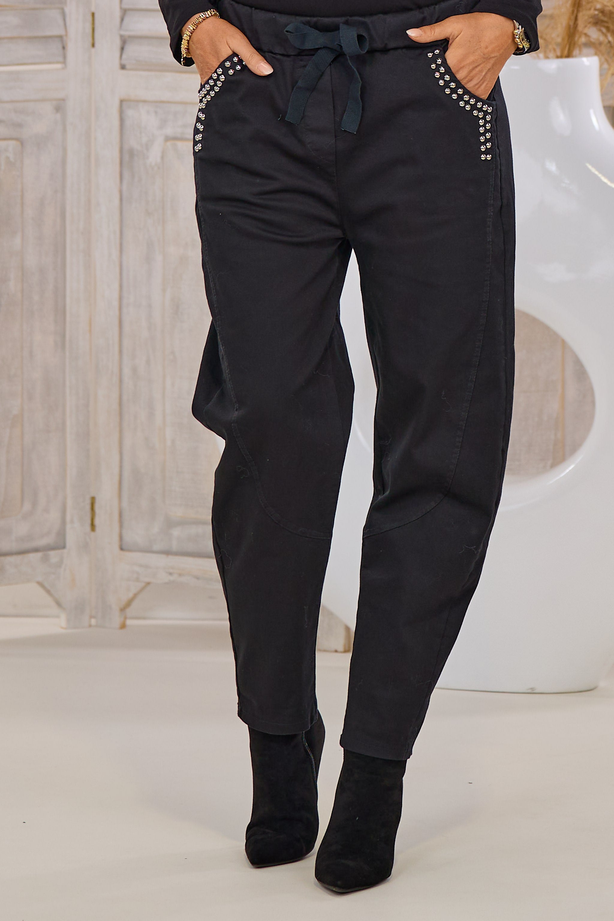 Hose mit elastischem Bund und Nieten, schwarz-silber