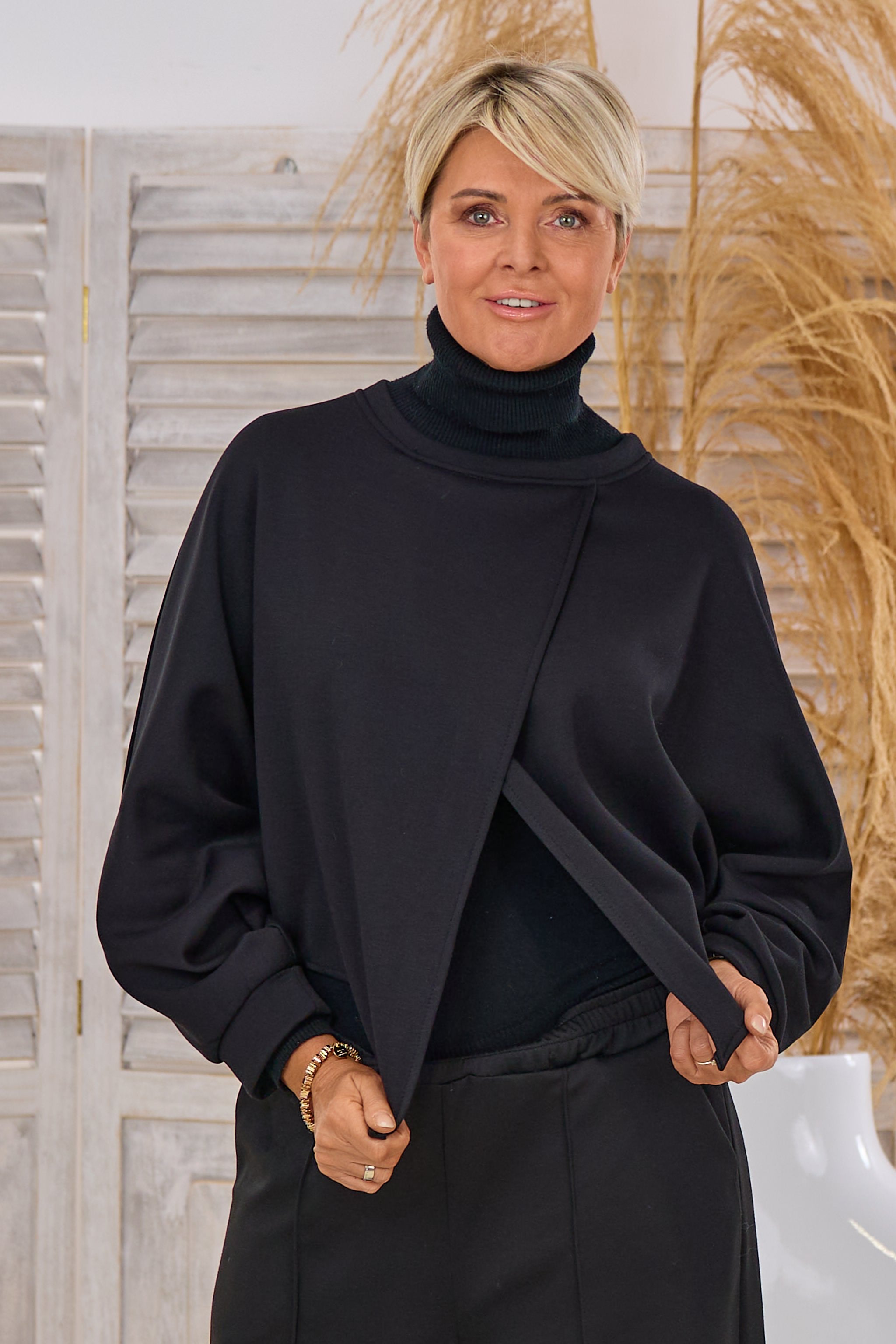 Shirt mit asymmetrischen Überschlägen, schwarz