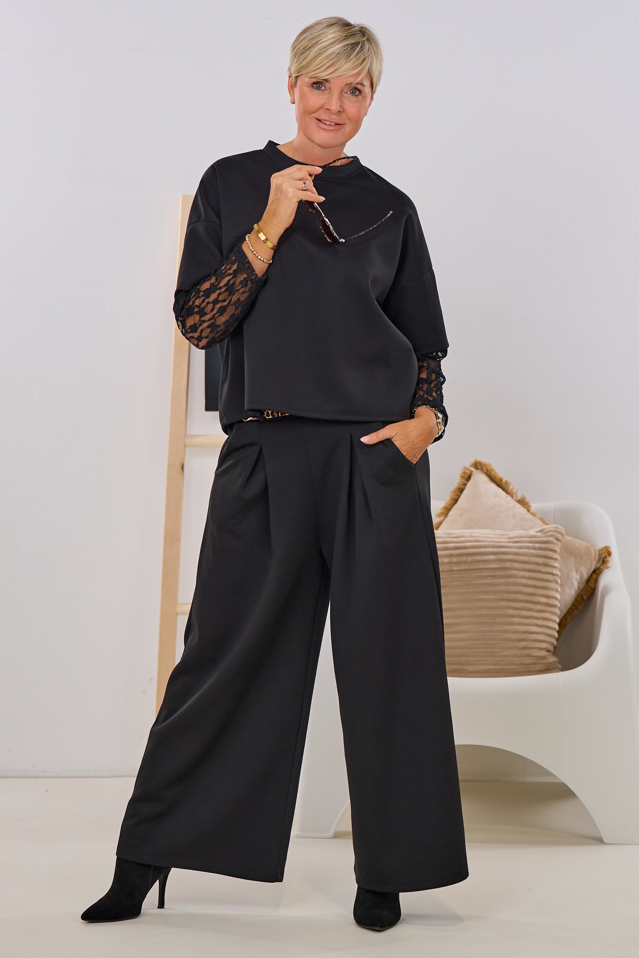 Cozy-Shirt mit Spitzen-Ärmeln, schwarz