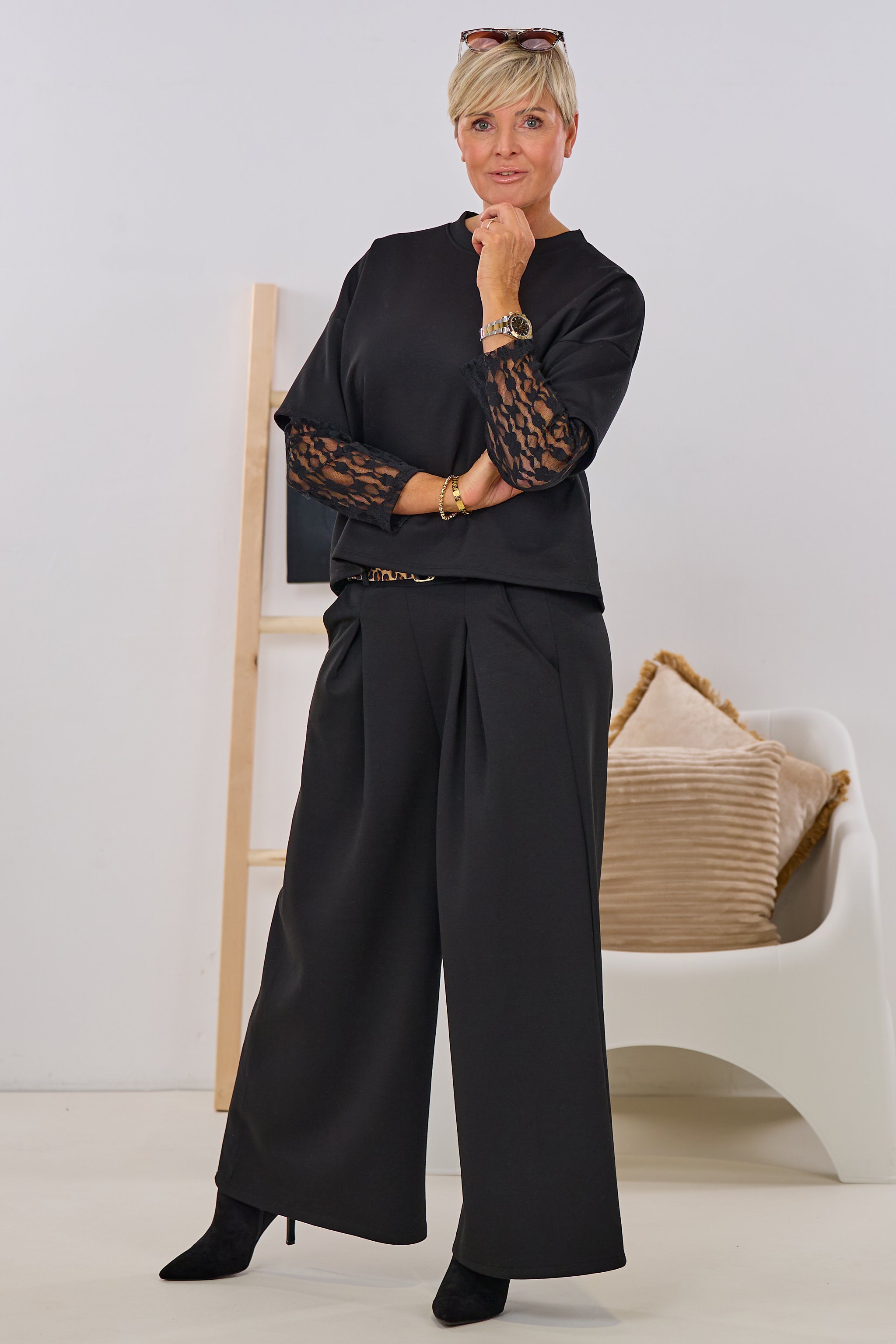 Cozy Hose mit weiten Kellerfalten, schwarz